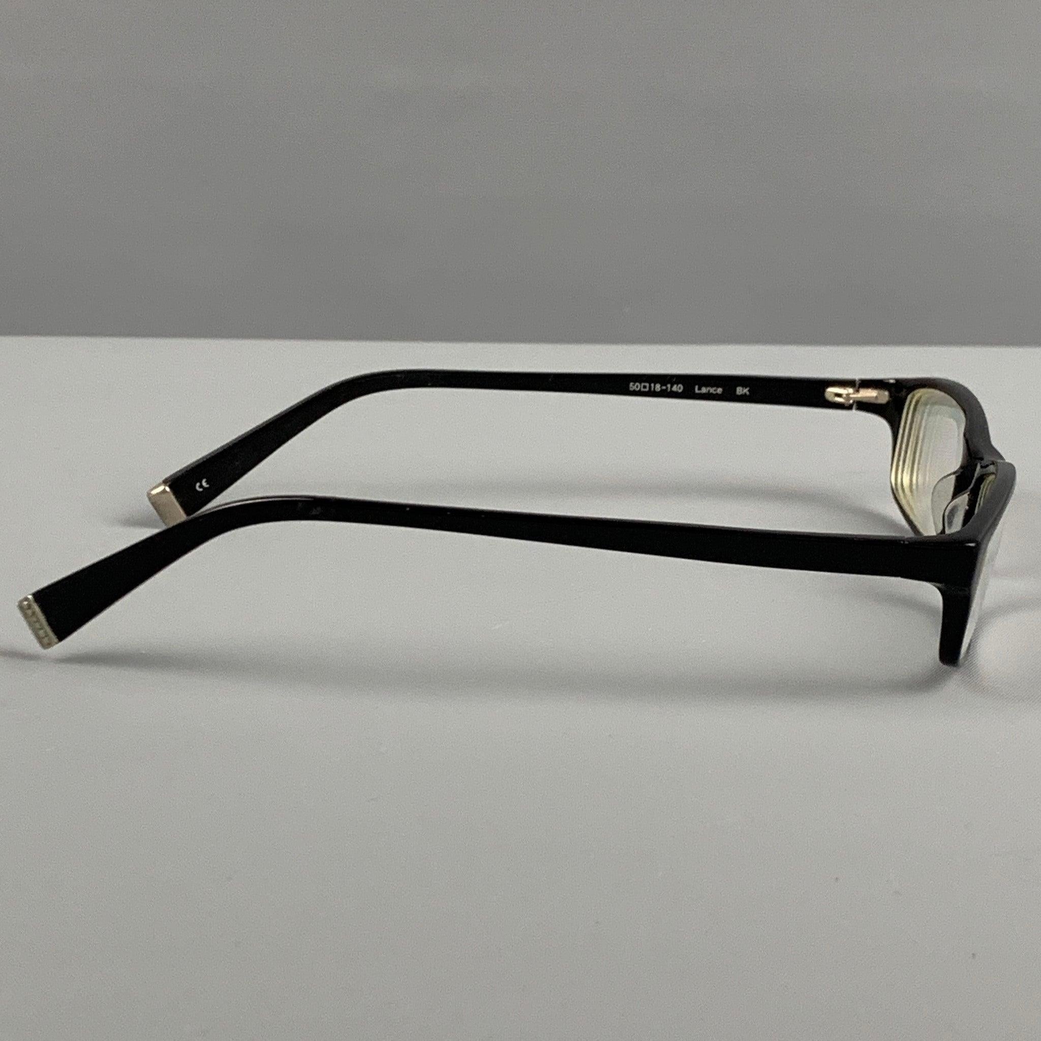 Die Brille von OLIVERS PEOPLES ist aus schwarzem Acetat mit silberfarbenen Akzenten. Inklusive Etui. Hergestellt in Japan.
Sehr gut
Gebrauchtes Zustand. 

Markiert:   Lance BK 

Abmessungen: 
  Länge: 14,5 cm. Höhe: 2.75 cm.
  
  
Referenz: