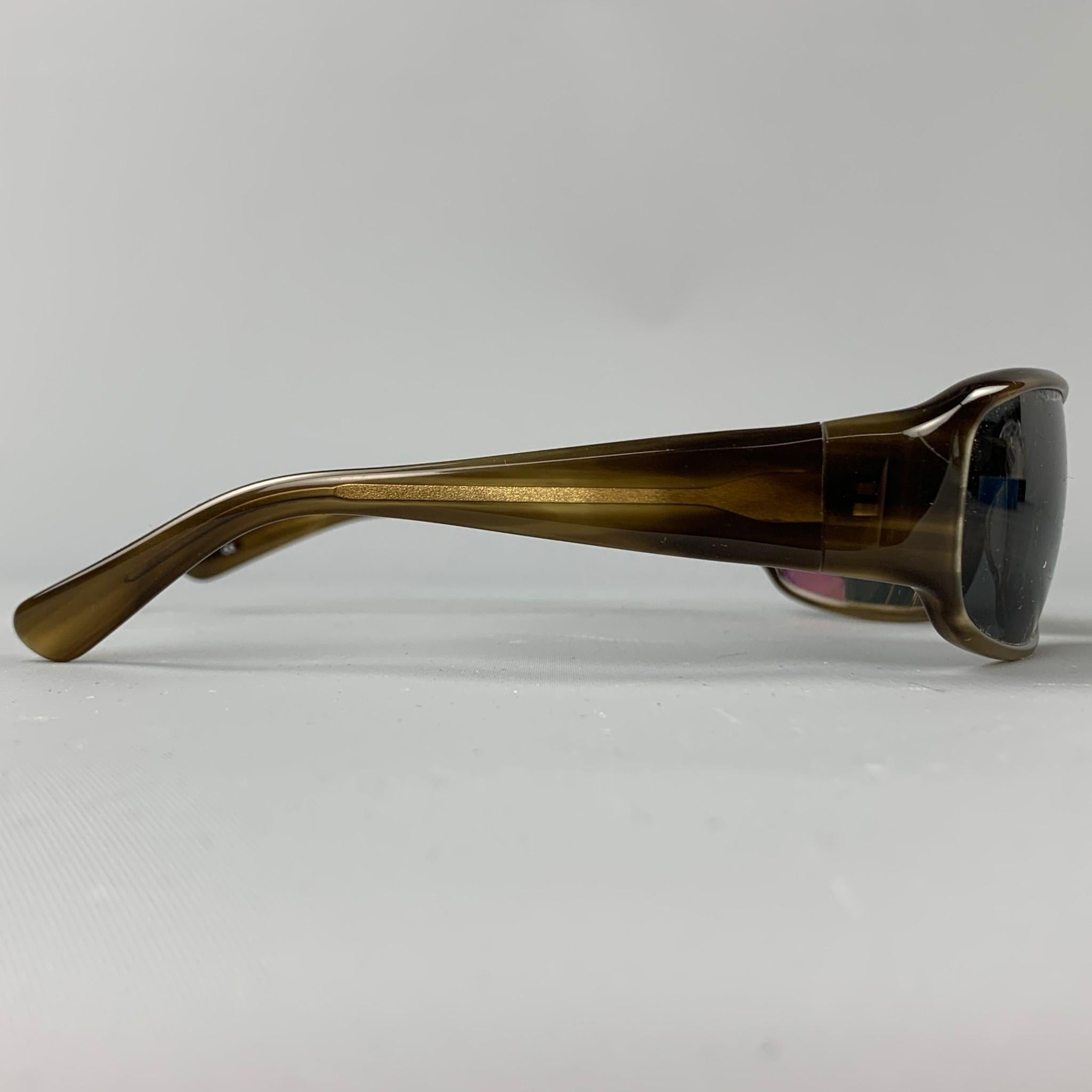 OLIVER PEOPLES sunglasses comes in a brown acetate featuring polarized lenses. Comes with case. Made in Japan.

Good Pre-Owned Condition.
Marked: 64-17-110

Measurements:

Length: 12 cm.
Height: 3.5 cm. 