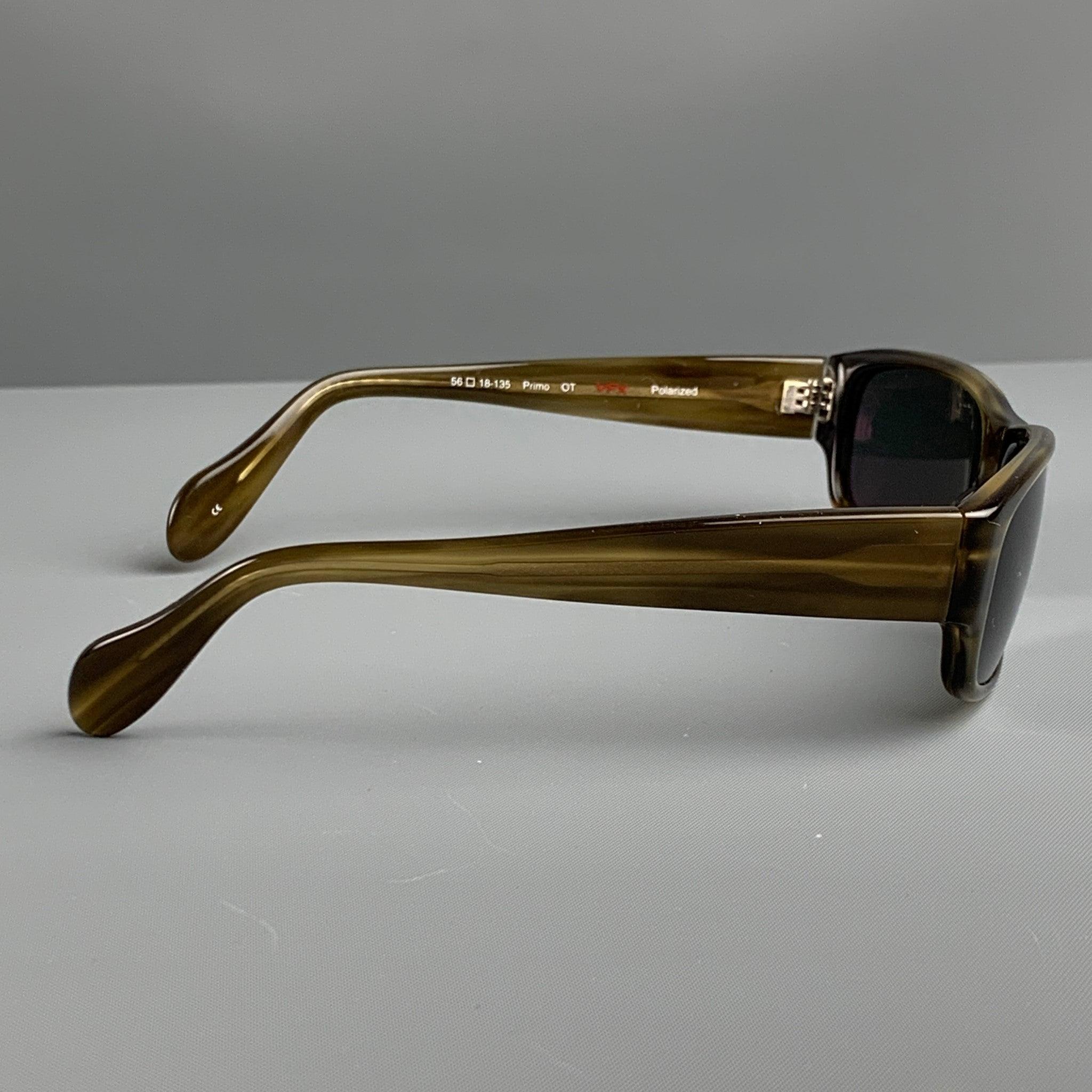 Die Sonnenbrille von OLIVER PEOPLES besteht aus braunem Acetat und hat getönte, polarisierte Gläser. Made in Japan. sehr guter gebrauchter Zustand. 

Markiert:   56 18-135 

Abmessungen: 
  Länge: 15 cm, Höhe: 4 cm. 
  
  
 
Referenz: