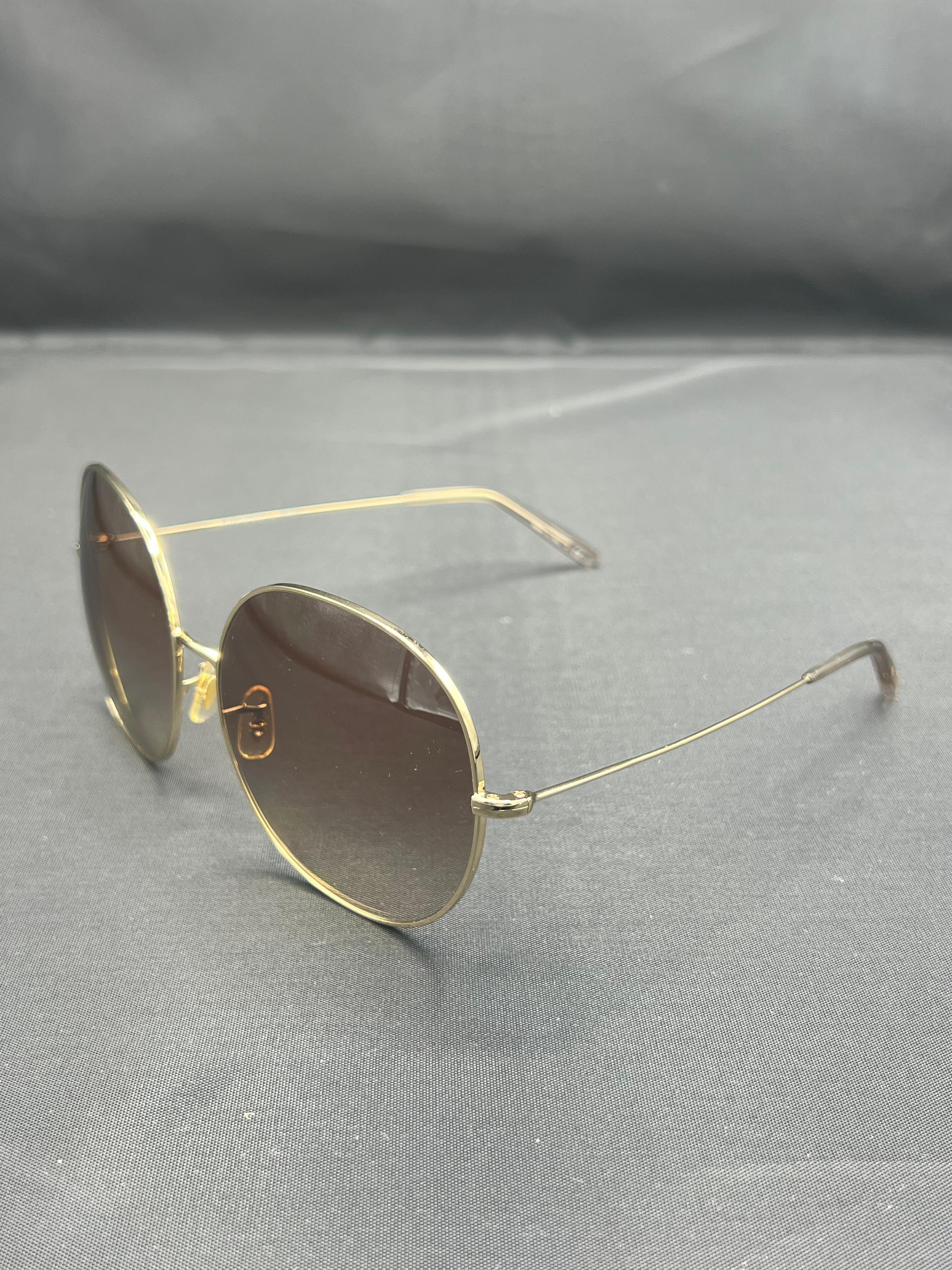 - Gold tone hardware
- Brown gradient lenses
- Round shape
- Comes with the original case
- Made in Italy