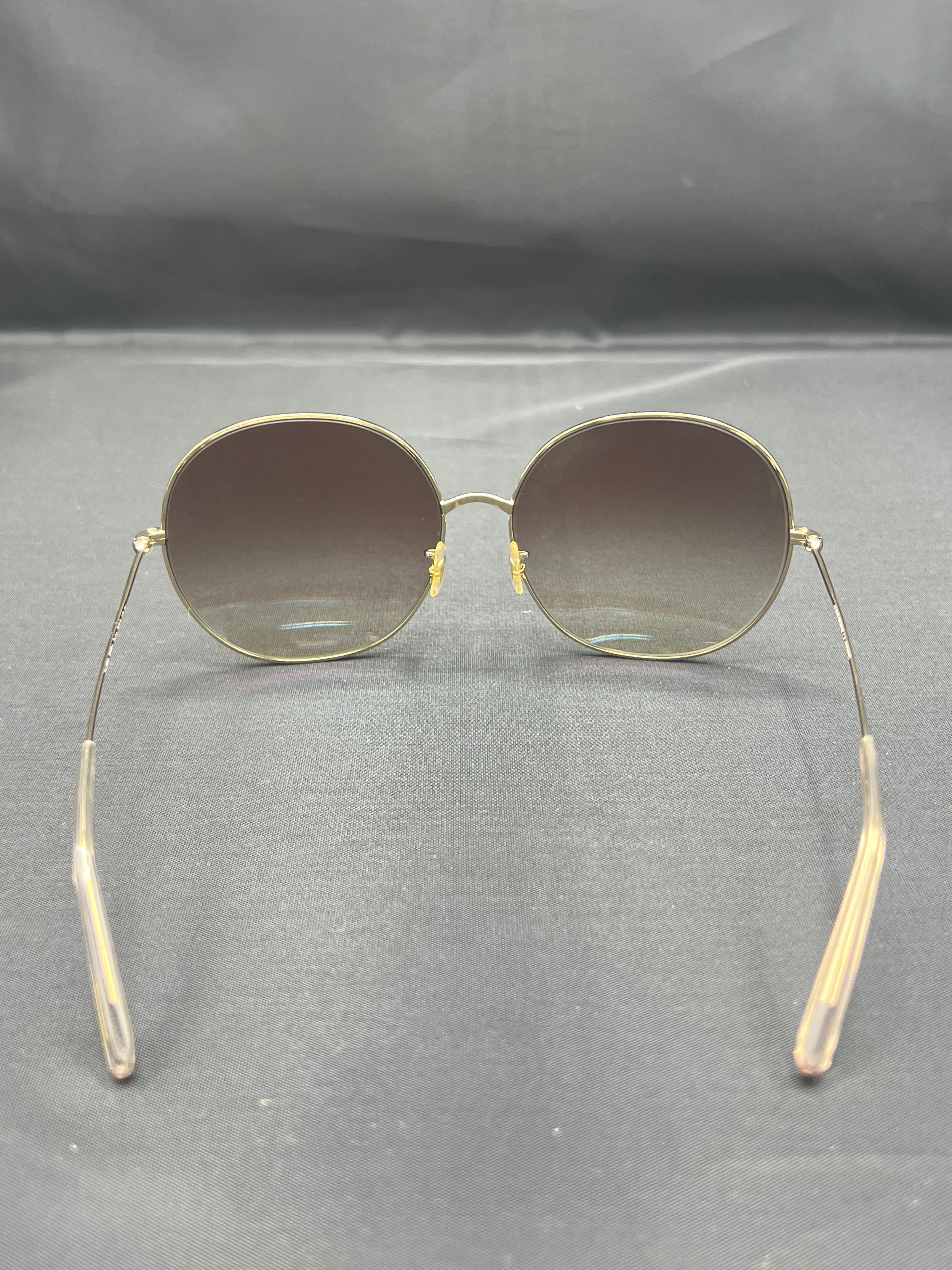 Oliver Peoples Darien Brown Round Sunglasses w/ Case In Excellent Condition For Sale In Beverly Hills, CA