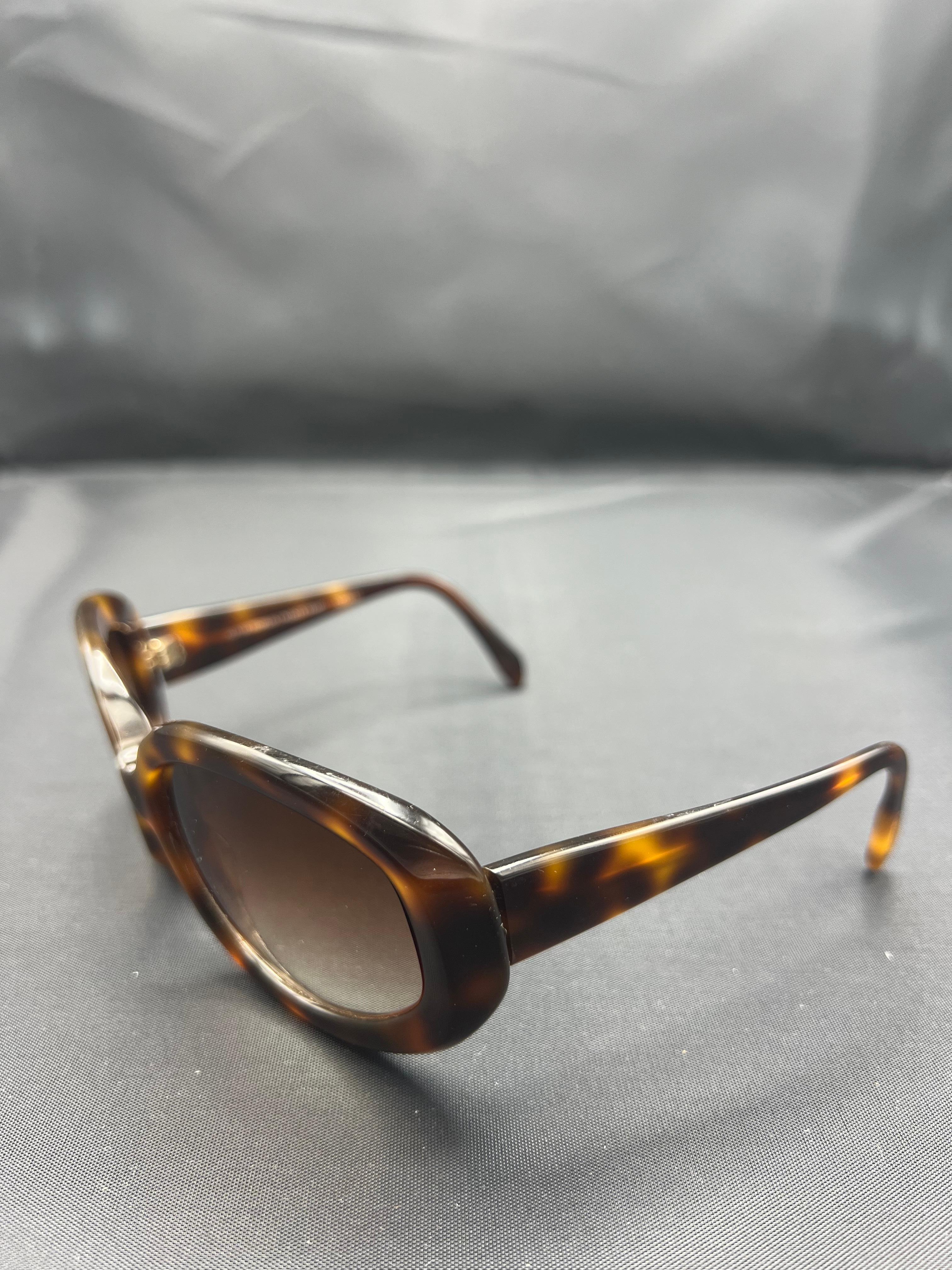 - Tortoise Frame
- Brown gradient lenses
- Oval/ round shape
- Comes with the original case
