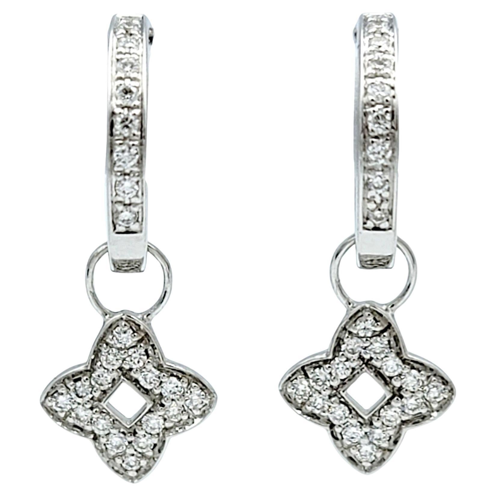 Questo splendido paio di orecchini a cerchio con diamanti a quatrefoil della Signature Collection di Oliver Smith è un esempio di eleganza e raffinatezza in ogni dettaglio. Realizzati in oro bianco 18 carati, questi orecchini presentano un design a