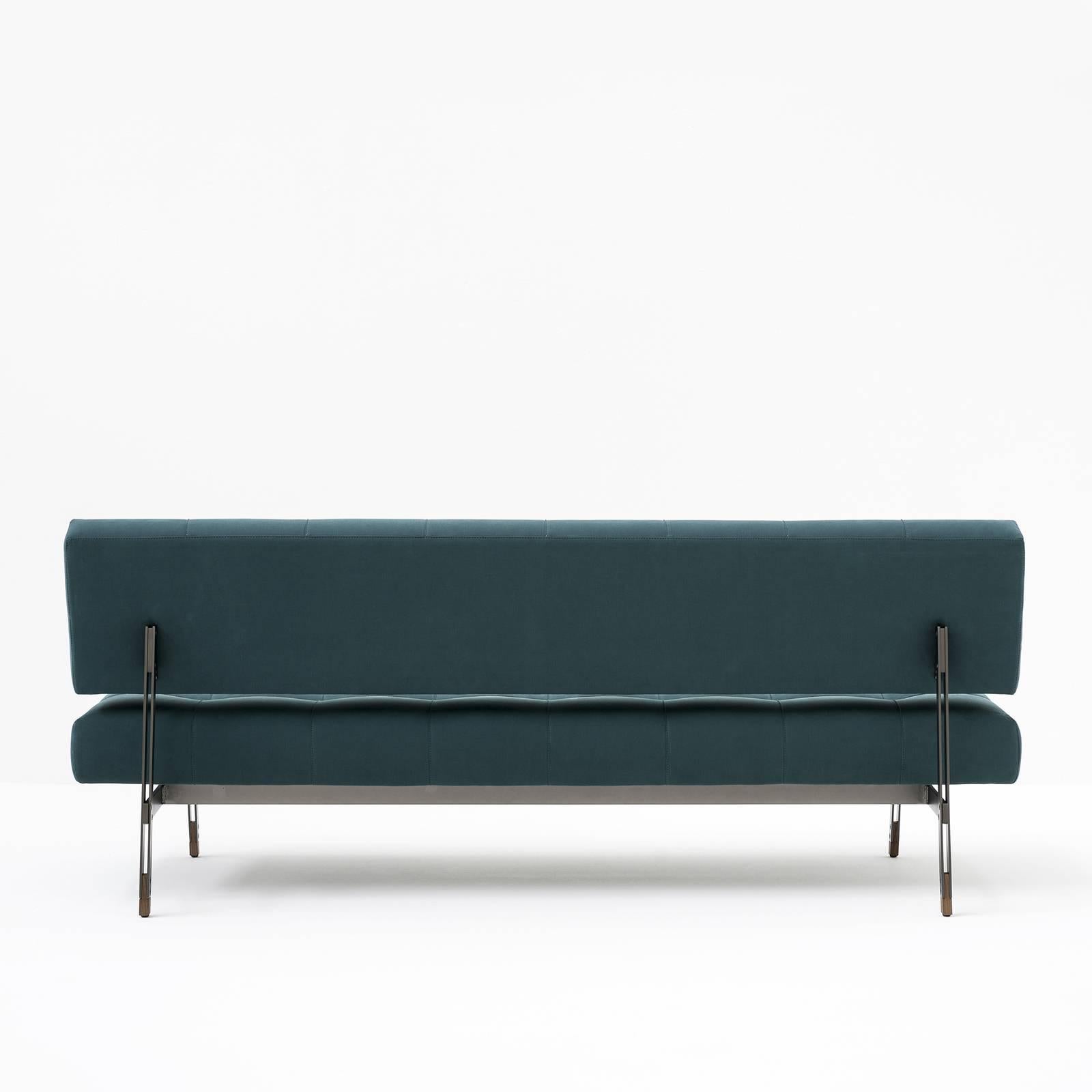 Elegant and timeless, this sofa will be a precious addition to a contemporary decor, where it will bring a pop of color, or a striking contrast in a Classic interior, thanks to its rigorous Silhouette and Minimalist lines. It was designed by