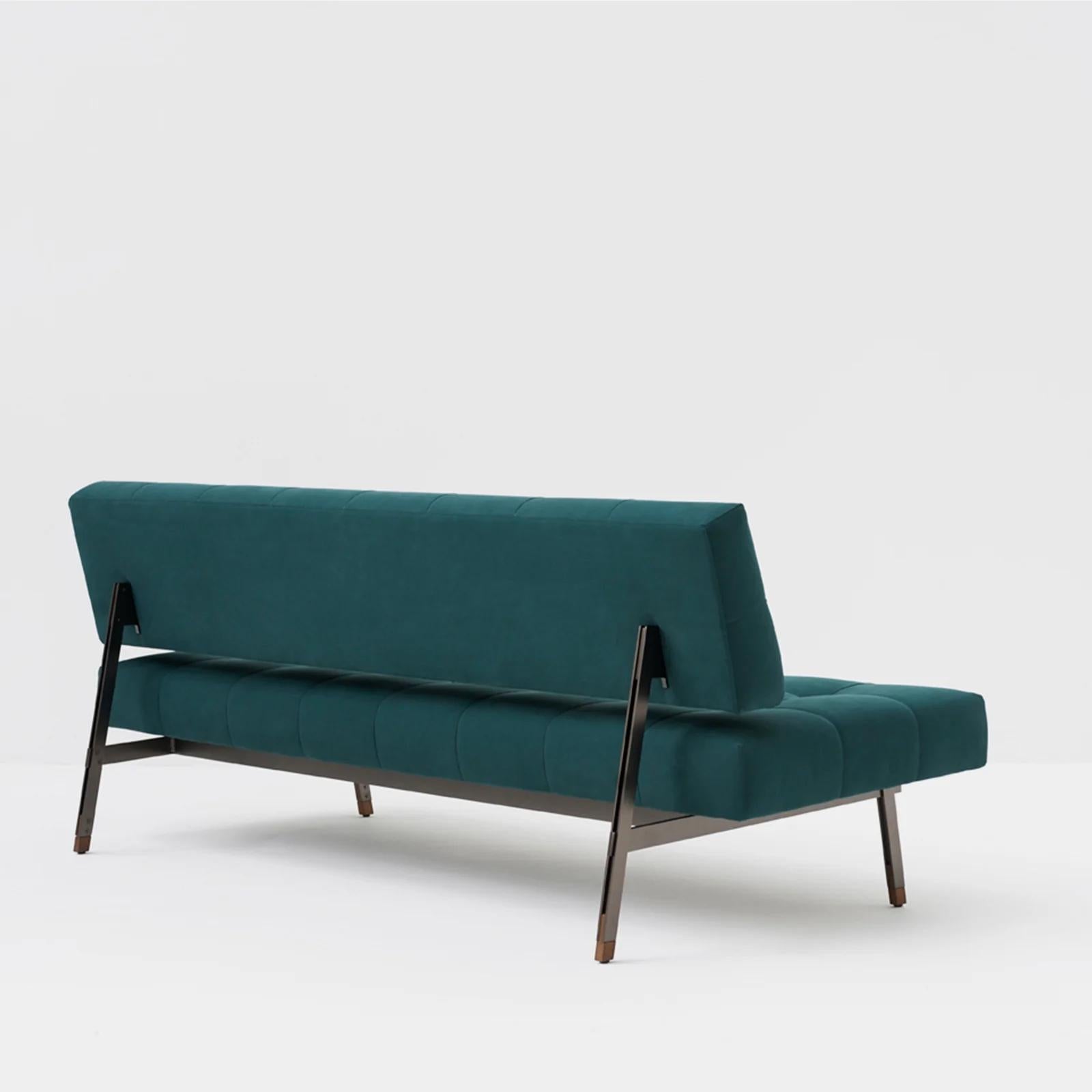 Oliver Sofa
Designed by Gianfranco Frattini

Re-edition of the model 872, originally designed by Maestro Gianfranco Frattini in 1957, Oliver testifies to the timeless success of the inseparable combination of line and material that defines