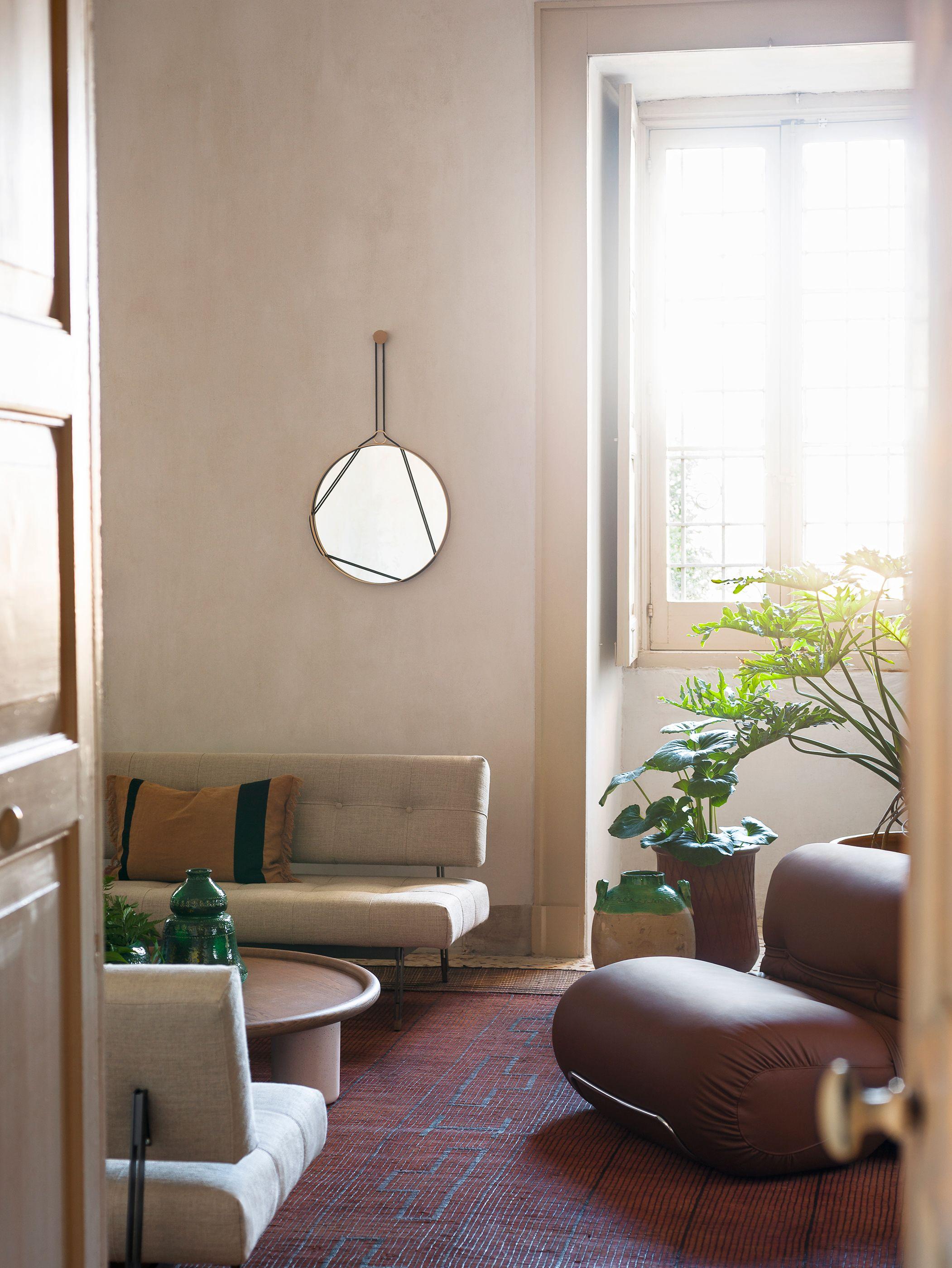Oliver Sofa
Designed by Gianfranco Frattini

Re-edition of the model 872, originally designed by Maestro Gianfranco Frattini in 1957, Oliver testifies to the timeless success of the inseparable combination of line and material that defines