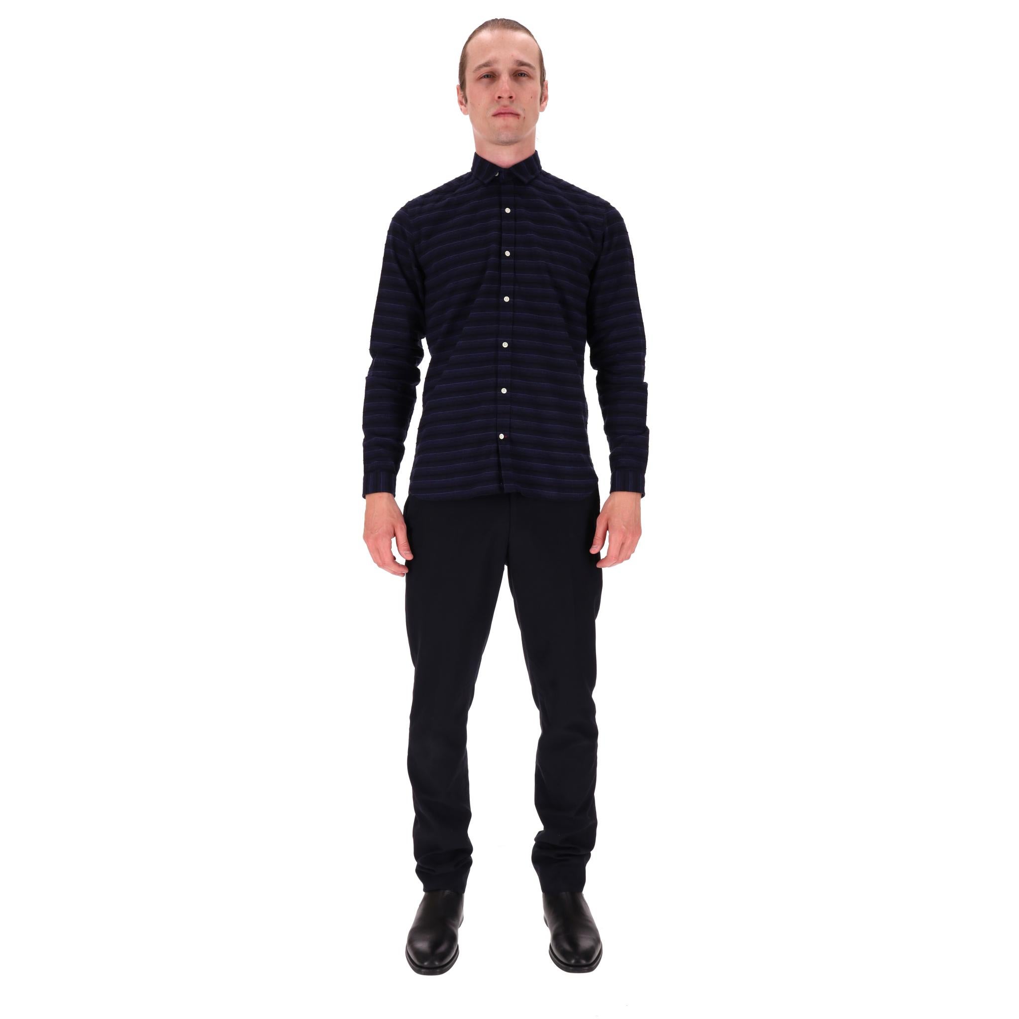 Chemise en coton rayée Oliver Spencer

Chemise marine entièrement réalisée en coton à motifs de rayures horizontales ton sur ton.

Il présente un col classique, une coupe ajustée et une fermeture à bouton central.

Rrp Approx. £160

Taille - 14.5 -