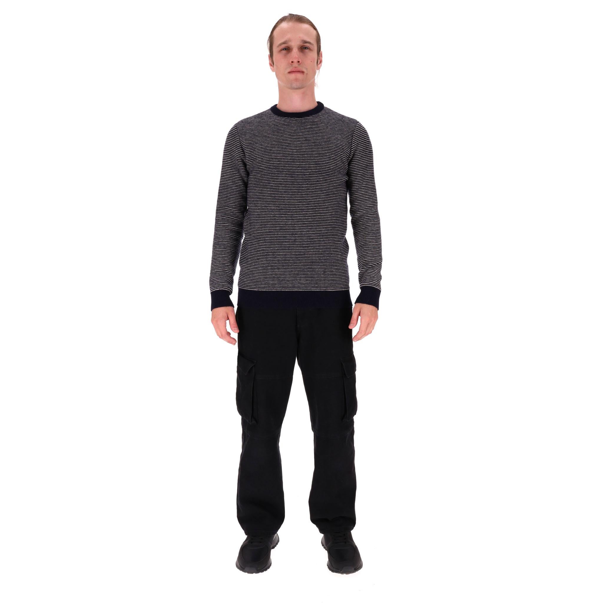 Oliver Spencer - Maglia in lana a righe

Maglione nero interamente realizzato in lana e disegnato con un motivo a strisce bianche all-over.

Caratterizzato da scollo, polsini e orlo a coste.

Prezzo di listino circa 240 euro

Taglia - S

Condizioni