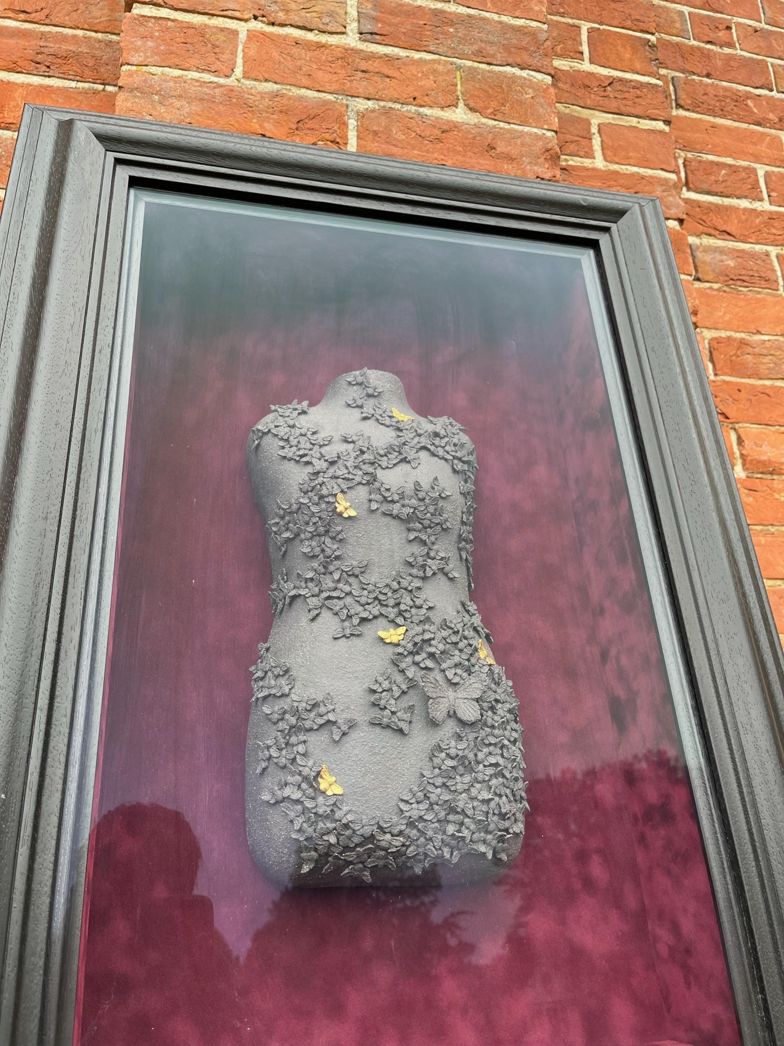 Oliver Akdeniz es un joven artista ceramista cuya obra se caracteriza por composiciones basadas en historias, llamativos esmaltes y un estilo textural distintivo. Licenciado por la UAL, Central St Martin's, actualmente trabaja en su estudio de