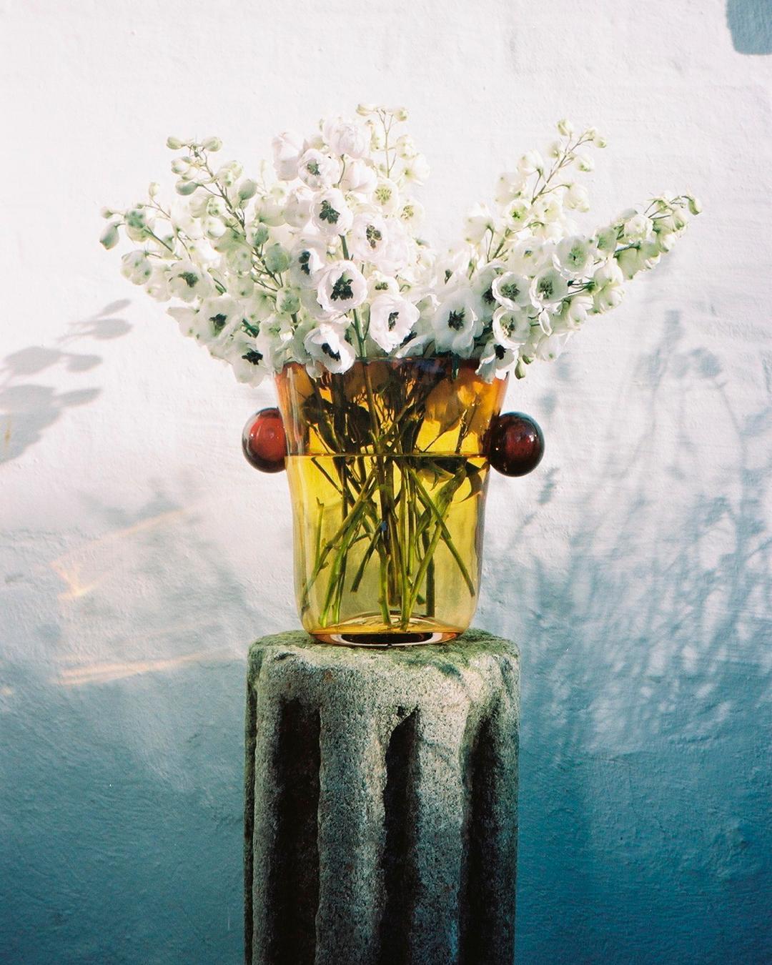 Mouth-blown and handmade Bohemian Glassware.
Made in Bohemia.

Ideal to be displayed in a window or as a centrepiece with flowers.  

The Oliver vase is named after friend and muse of Akua Objects, Oliver Fussing.
Different shapes meet and create a