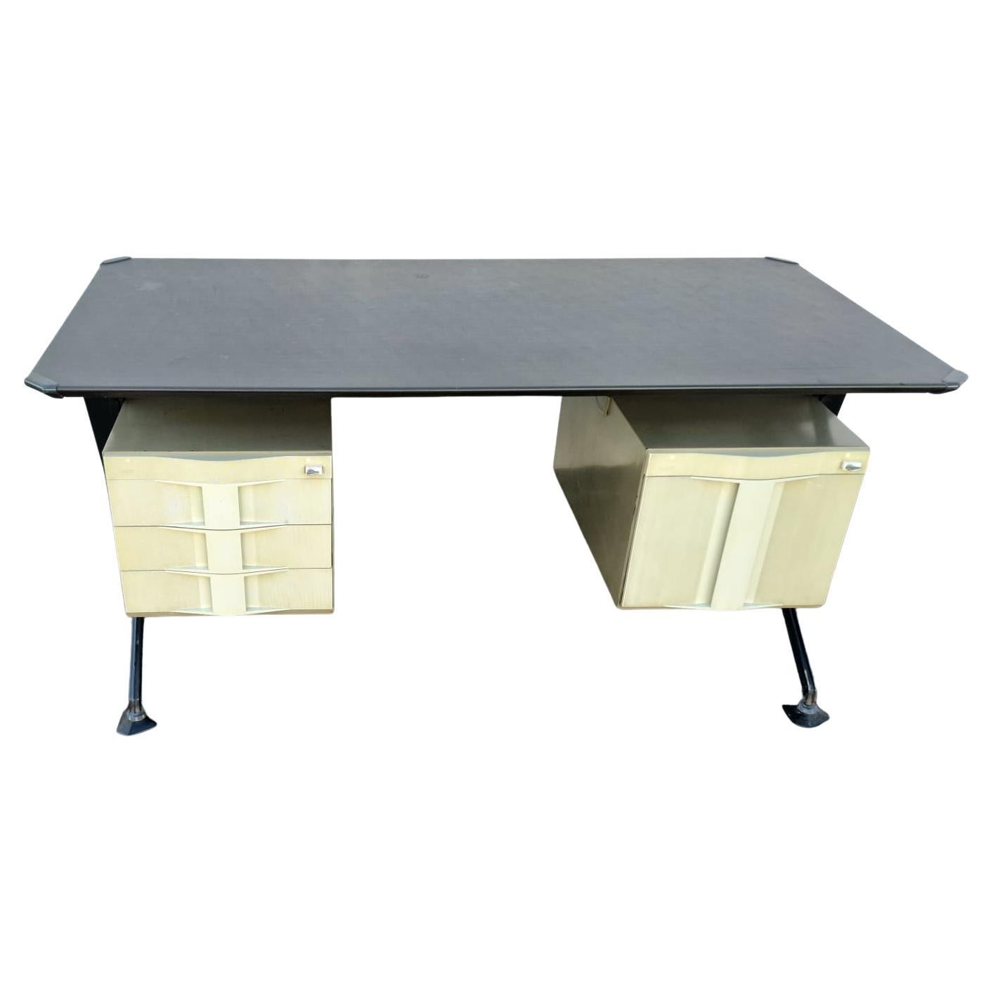 Bureau industriel classique Olivetti en vente