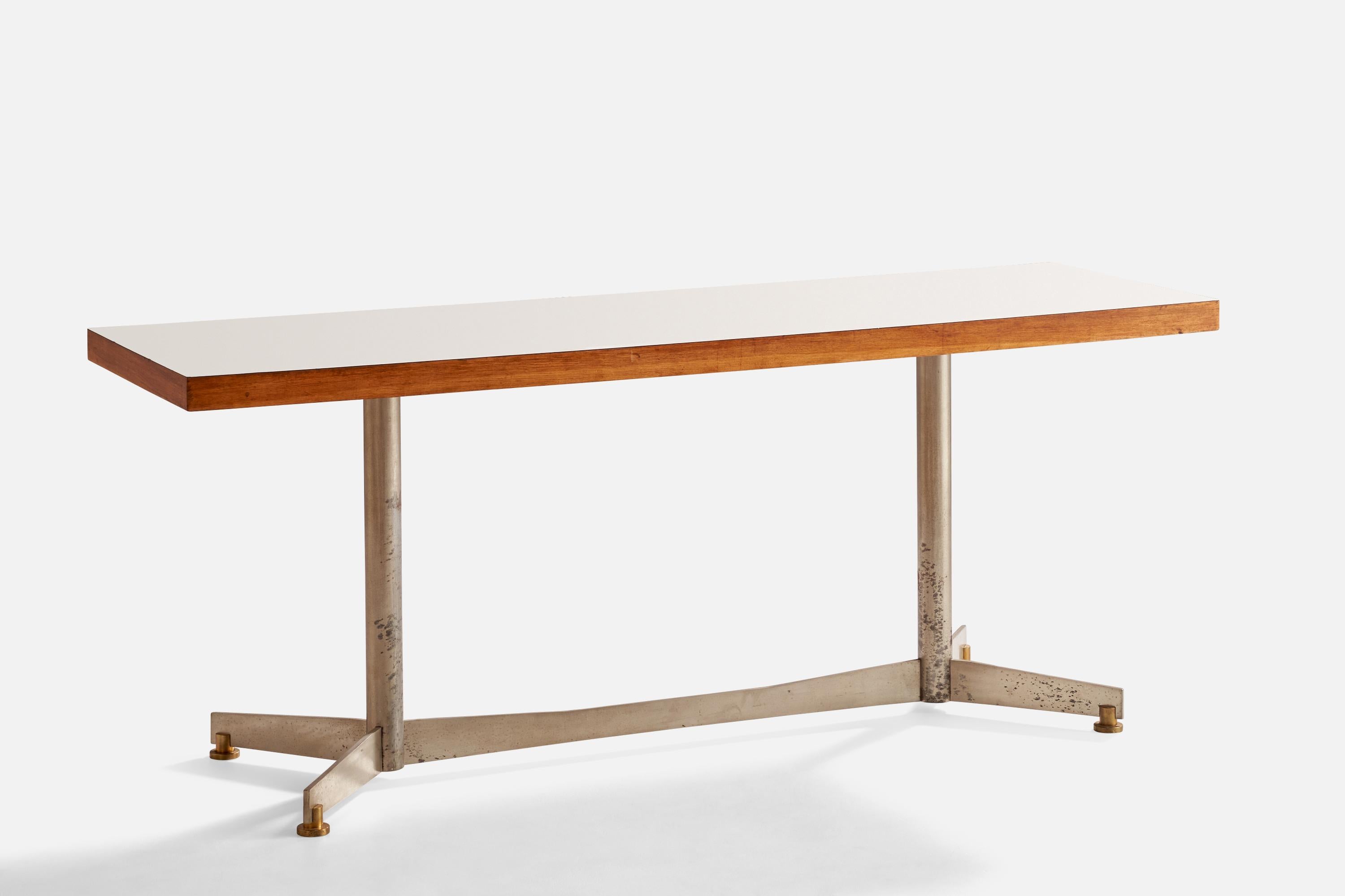Consola de nogal, formica blanca, metal y latón diseñada y producida por Olivetti y vendida por Turri Mosè, Via Brera 5, Milán, Italia, c. 1950.