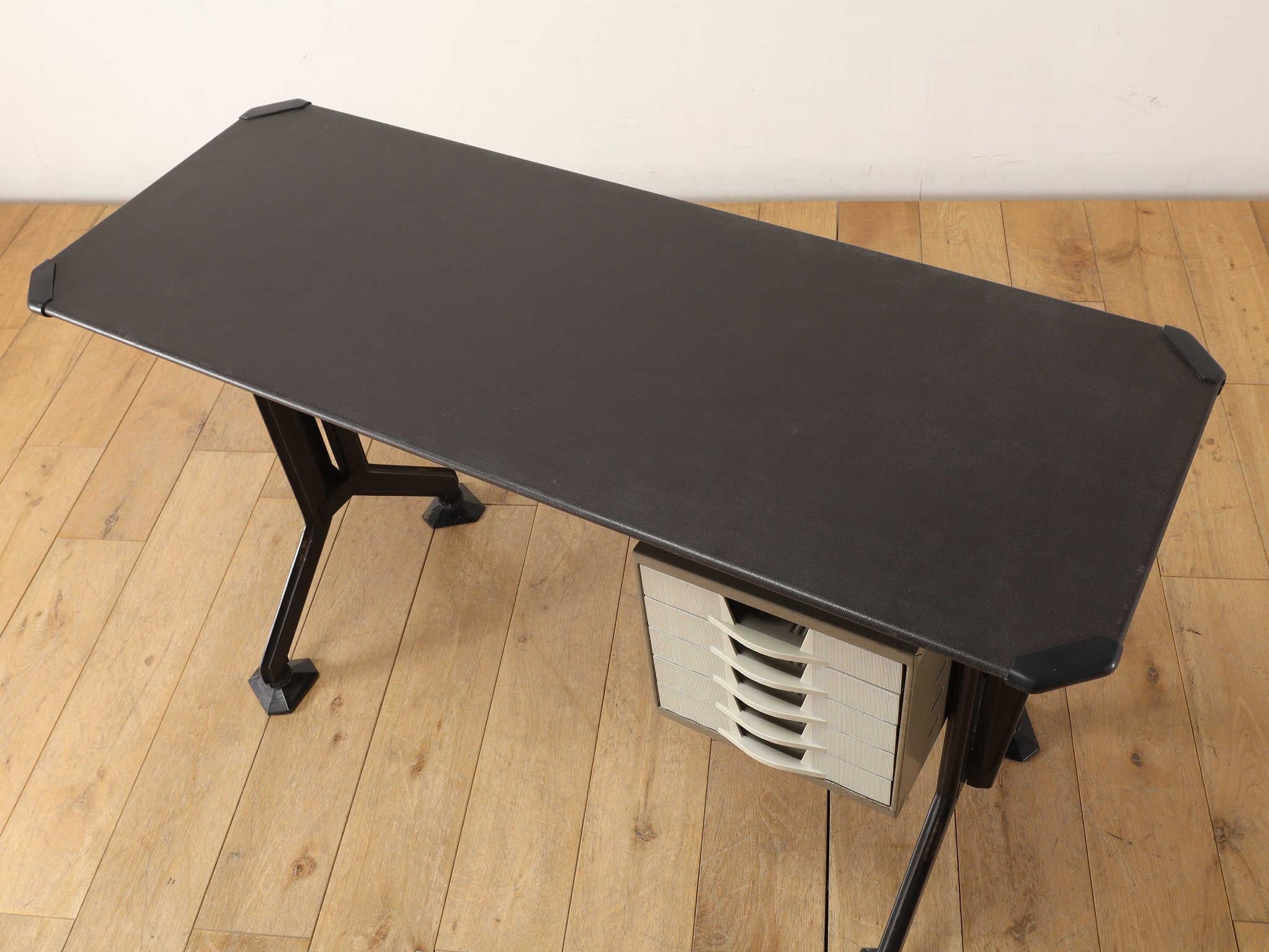 Mid-Century moderno Scrivania Olivetti anni '60 in vendita