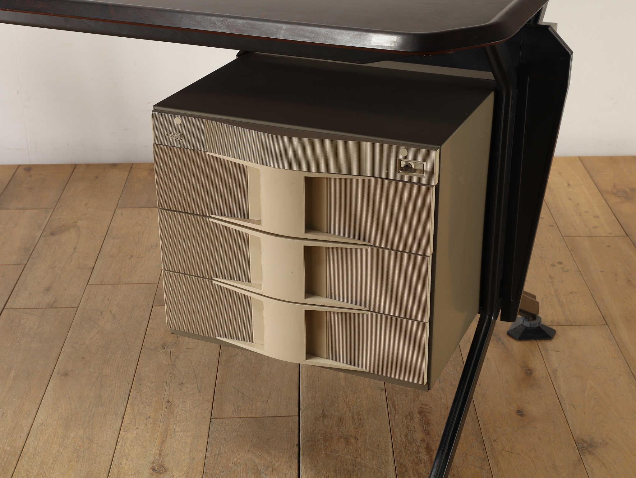 Scrivania Olivetti anni '70 in vendita 7