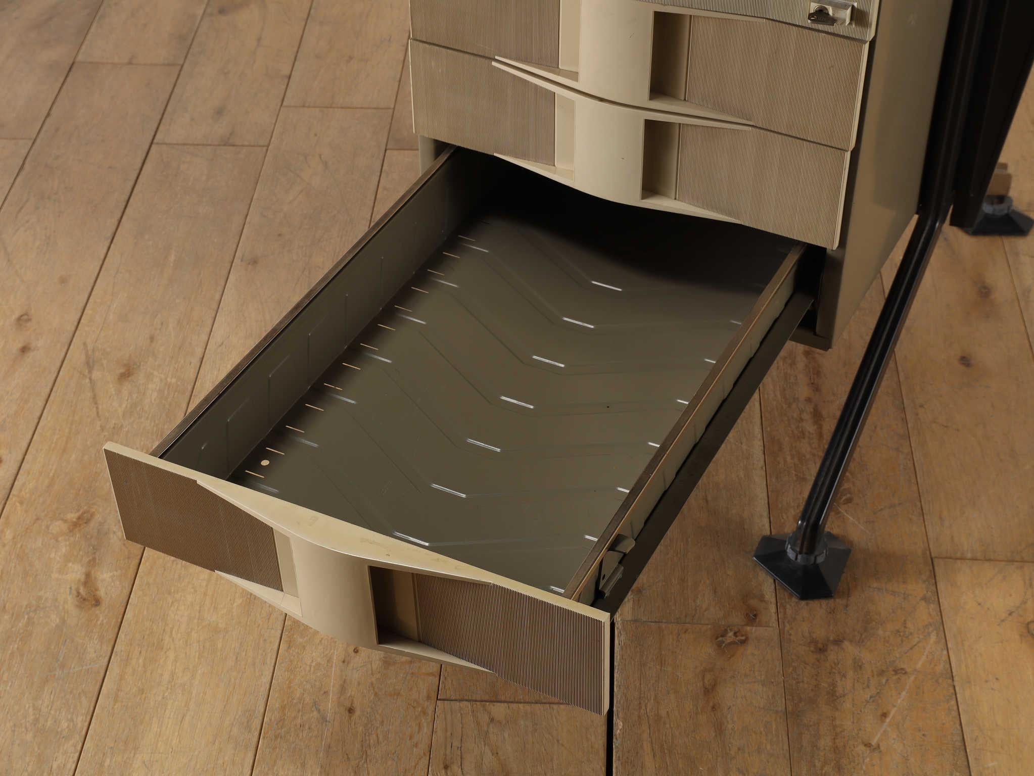 Scrivania Olivetti anni '70 in vendita 10