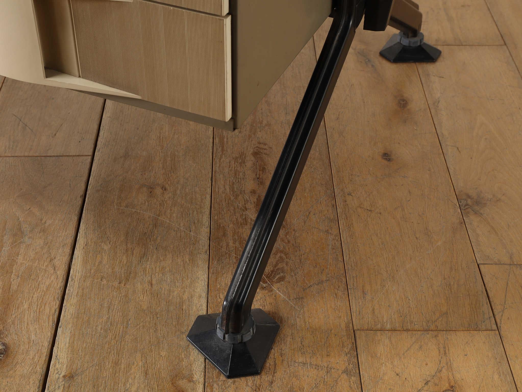 Scrivania Olivetti anni '70 in vendita 11