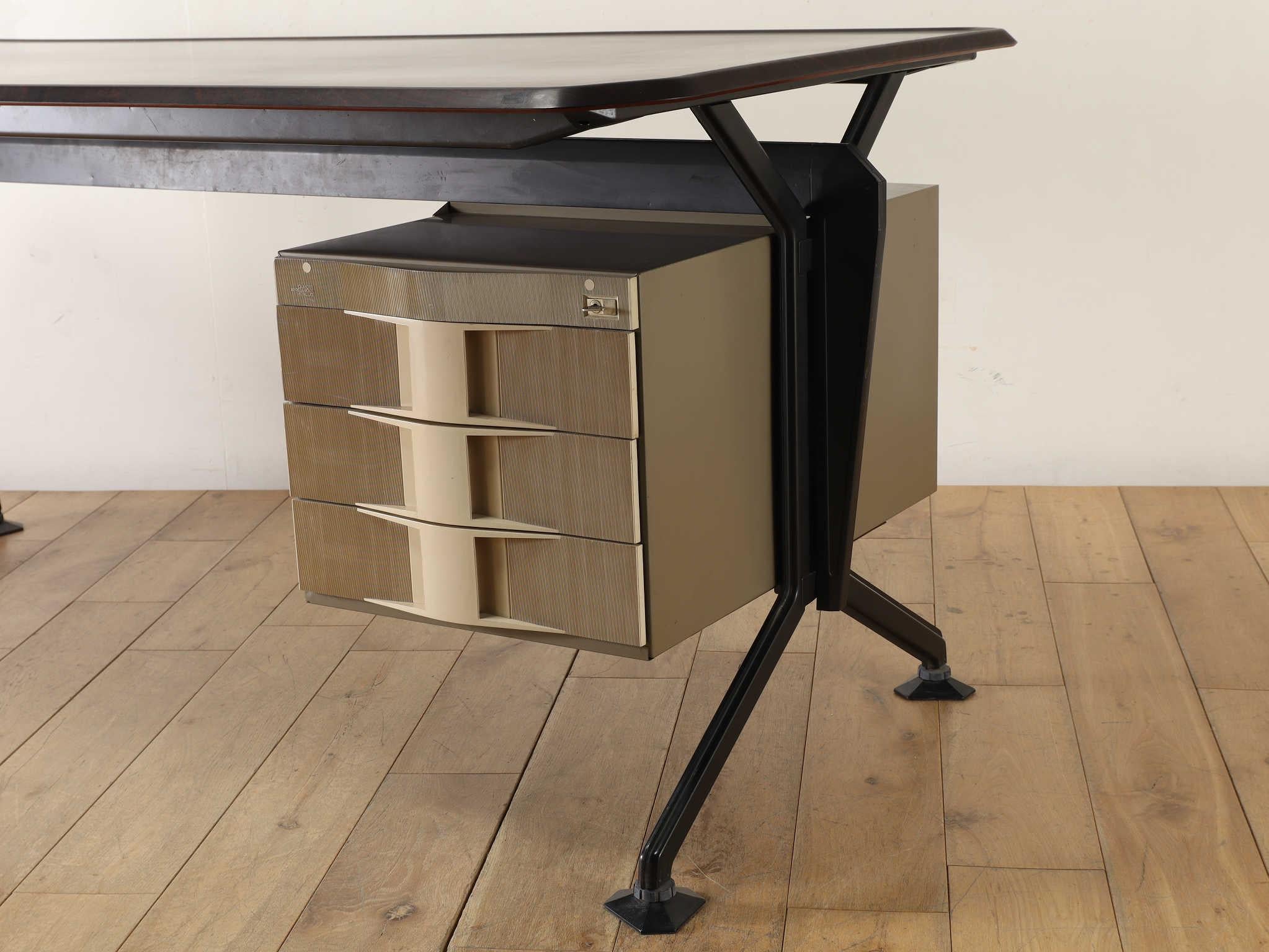 Scrivania Olivetti anni '70 in vendita 12