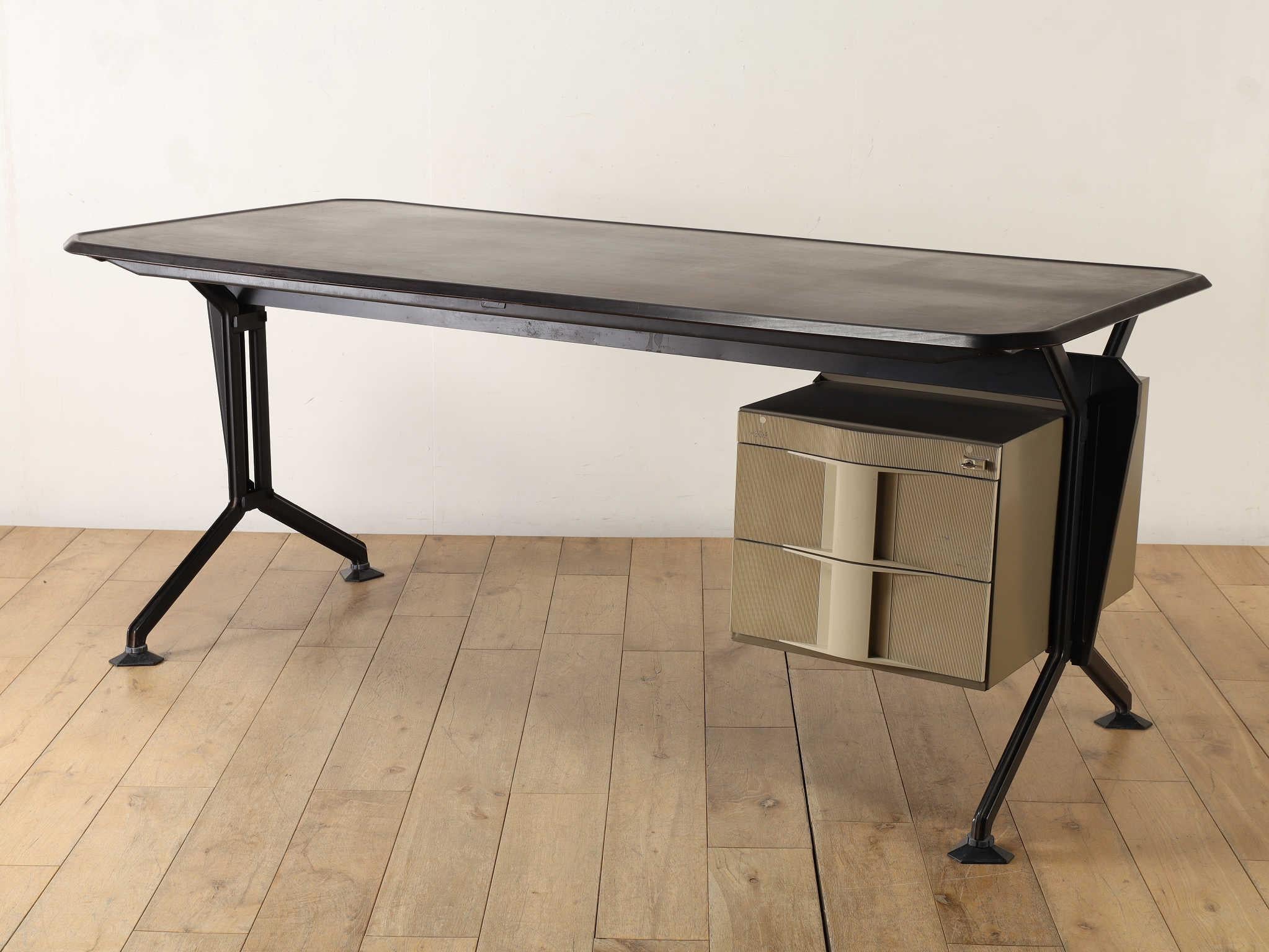 This desk, created by the renowned Italian company Olivetti—famous for its iconic typewriters—offers both style and functionality in a single piece of furniture. Its generously sized tabletop and practical drawers provide ample space for storing