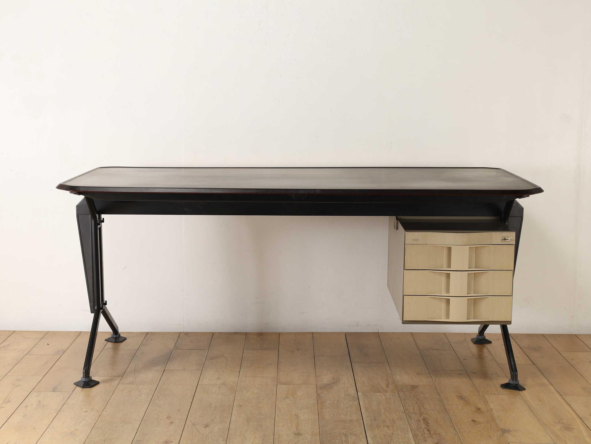 Mid-Century moderno Scrivania Olivetti anni '70 in vendita