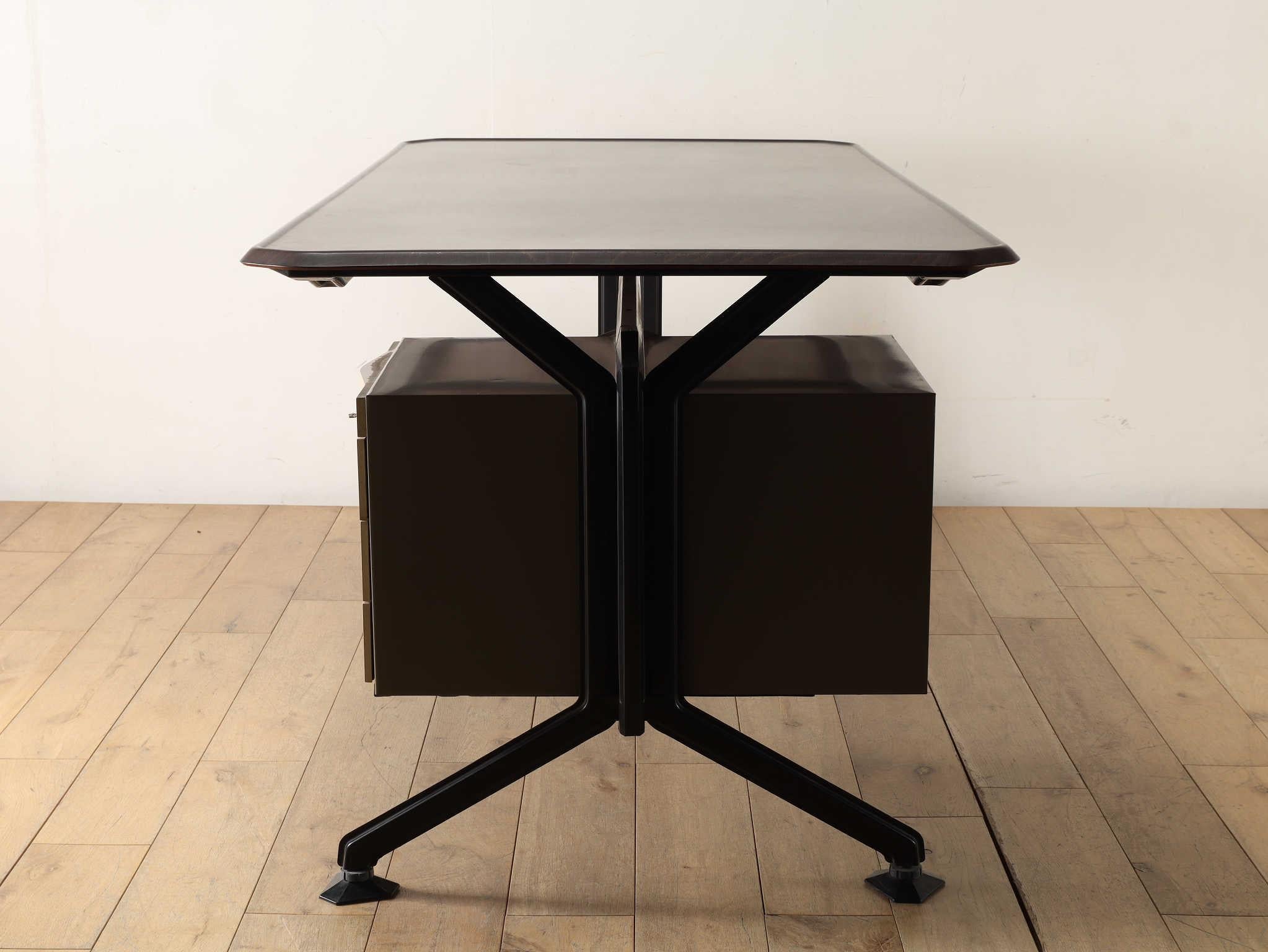 Italiano Scrivania Olivetti anni '70 in vendita