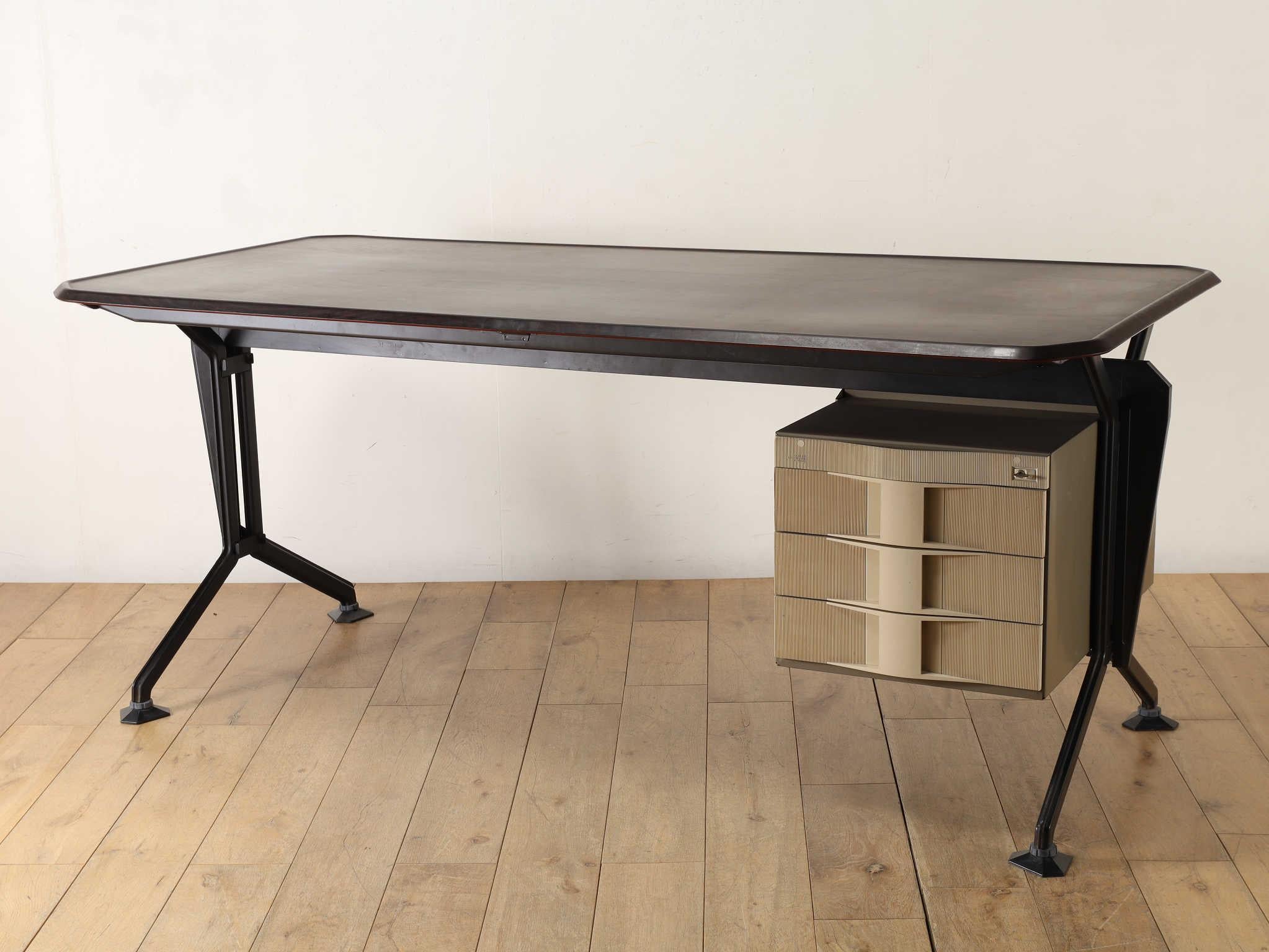 Fine XX secolo Scrivania Olivetti anni '70 in vendita