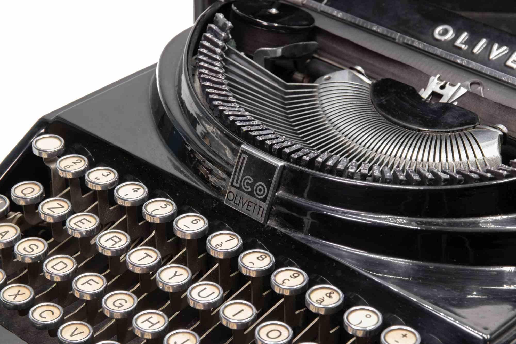 Macchina da scrivere portatile, Italia, anni '30 circa. Elegante macchina da scrivere portatile, modello Ico, presentata nella sua custodia nera originale. Rifinito in smalto nero lucido con dettagli cromati, tasti rotondi in vetro e una tastiera