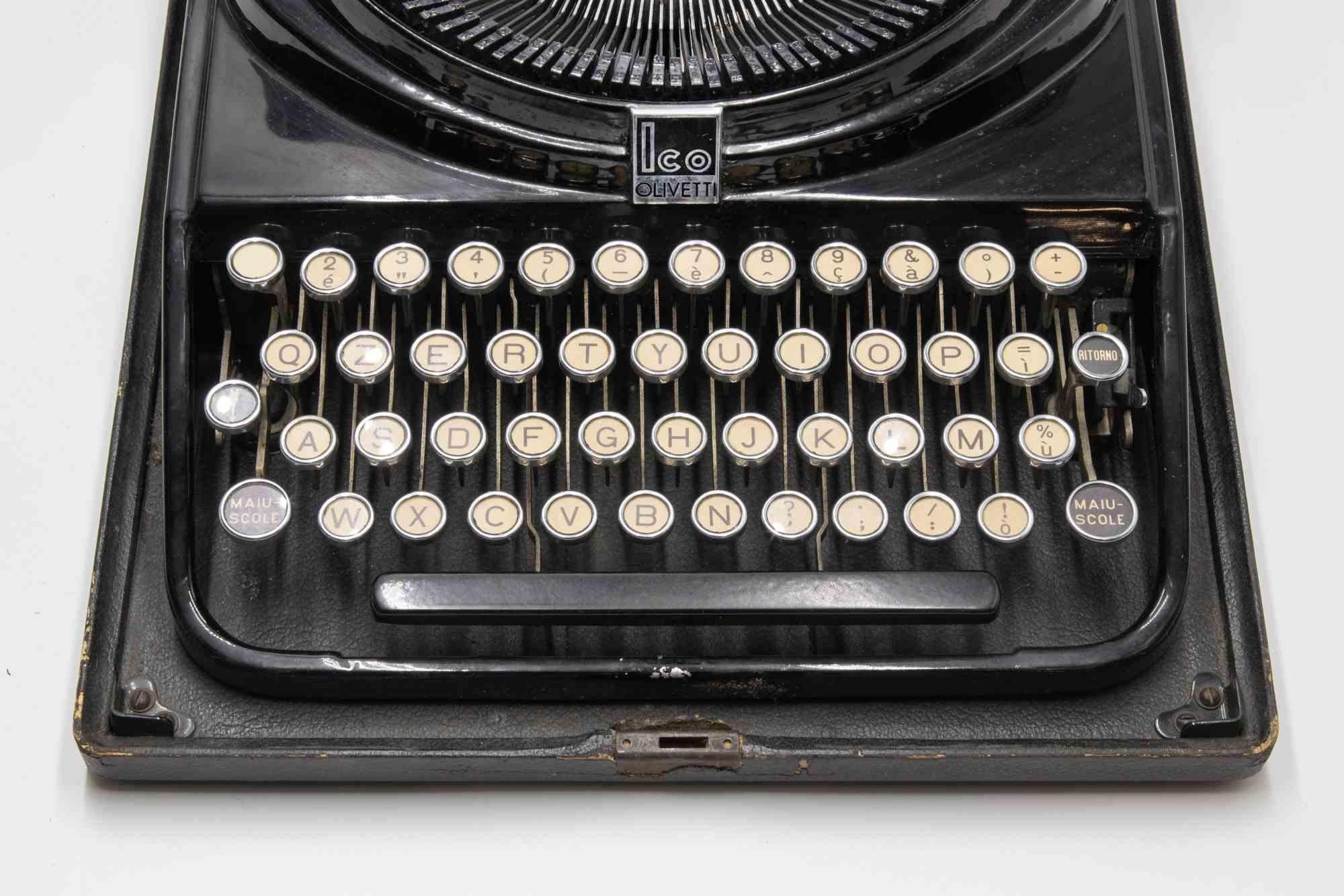 Europeo Macchina da scrivere portatile Olivetti Ico, anni '30 in vendita