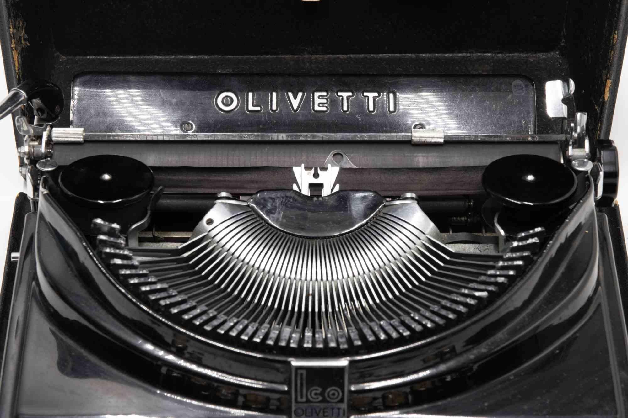 Macchina da scrivere portatile Olivetti Ico, anni '30 In condizioni buone in vendita a Roma, IT