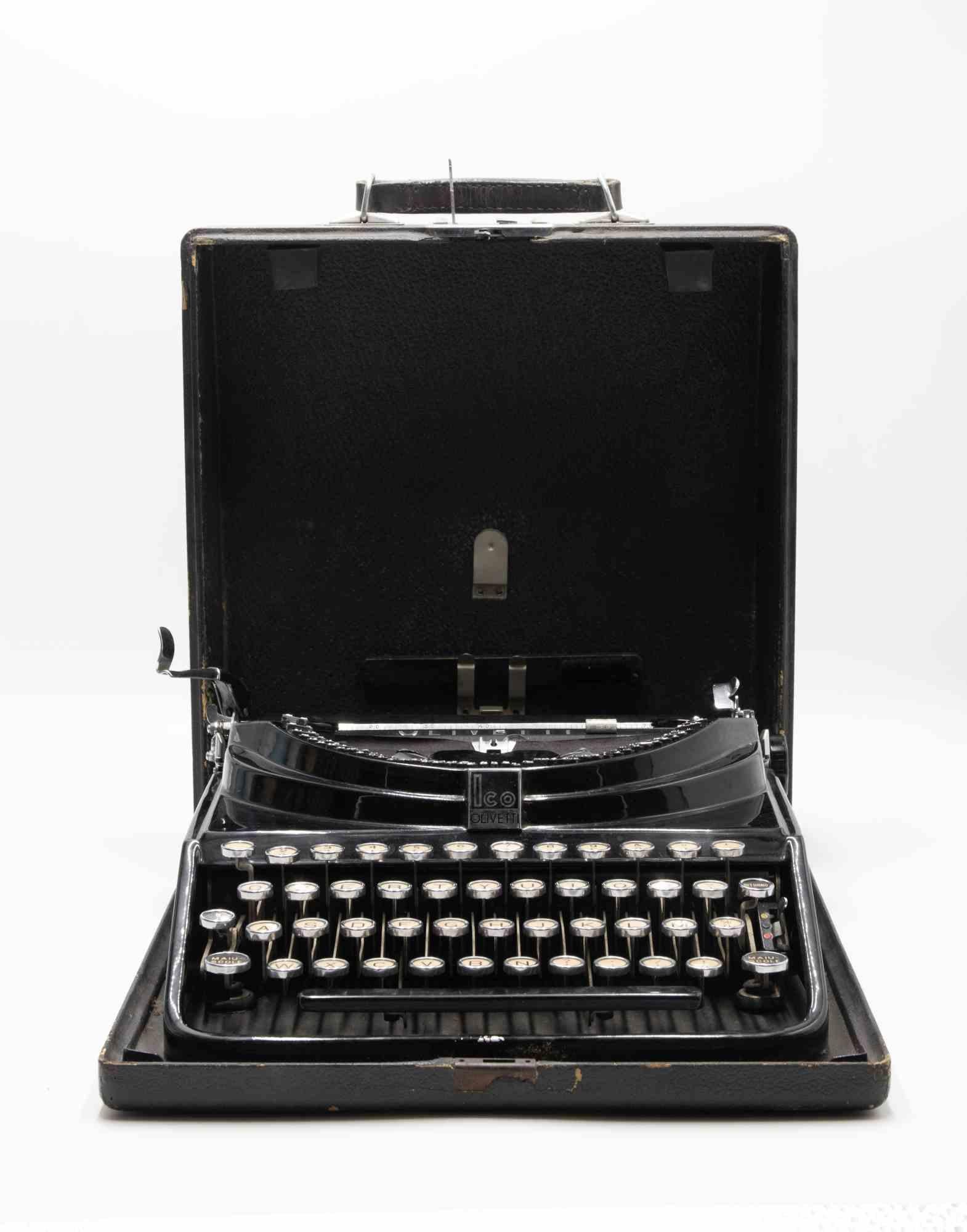 Metà XX secolo Macchina da scrivere portatile Olivetti Ico, anni '30 in vendita