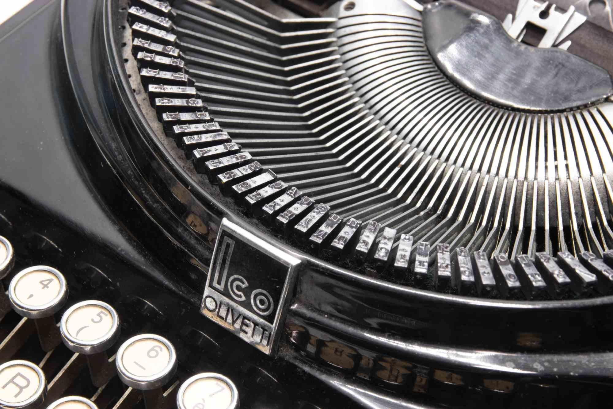 Macchina da scrivere portatile Olivetti Ico, anni '30 in vendita 2