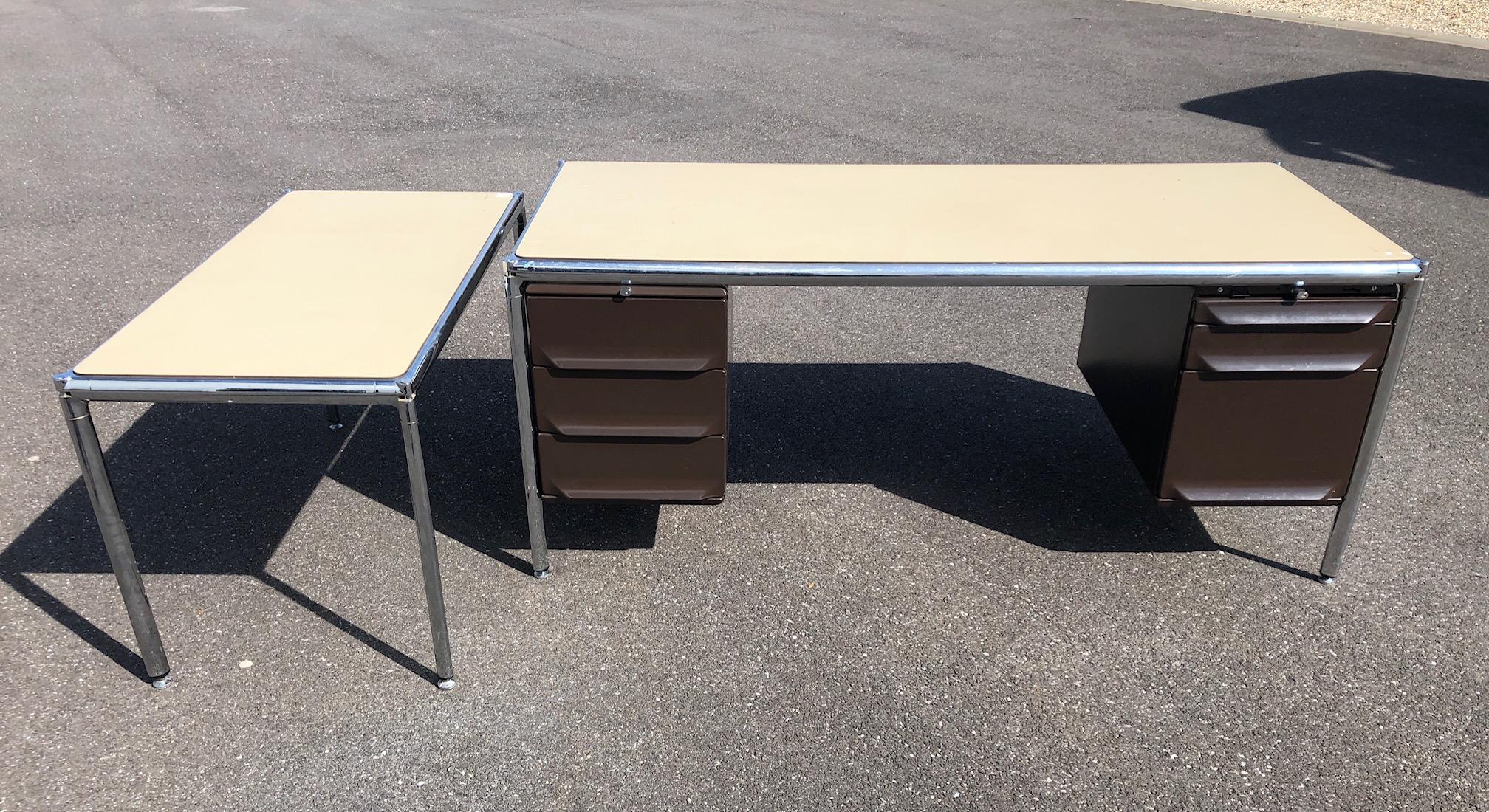 Set of a desk and its matching table in chrome, lacquered metal and laminated top.
Set of three drawers on each side of the desk
Measures: Large desk 180cm, 80 cm, 75 cm height
Table 120 cm, 60 cm, 65 cm height.