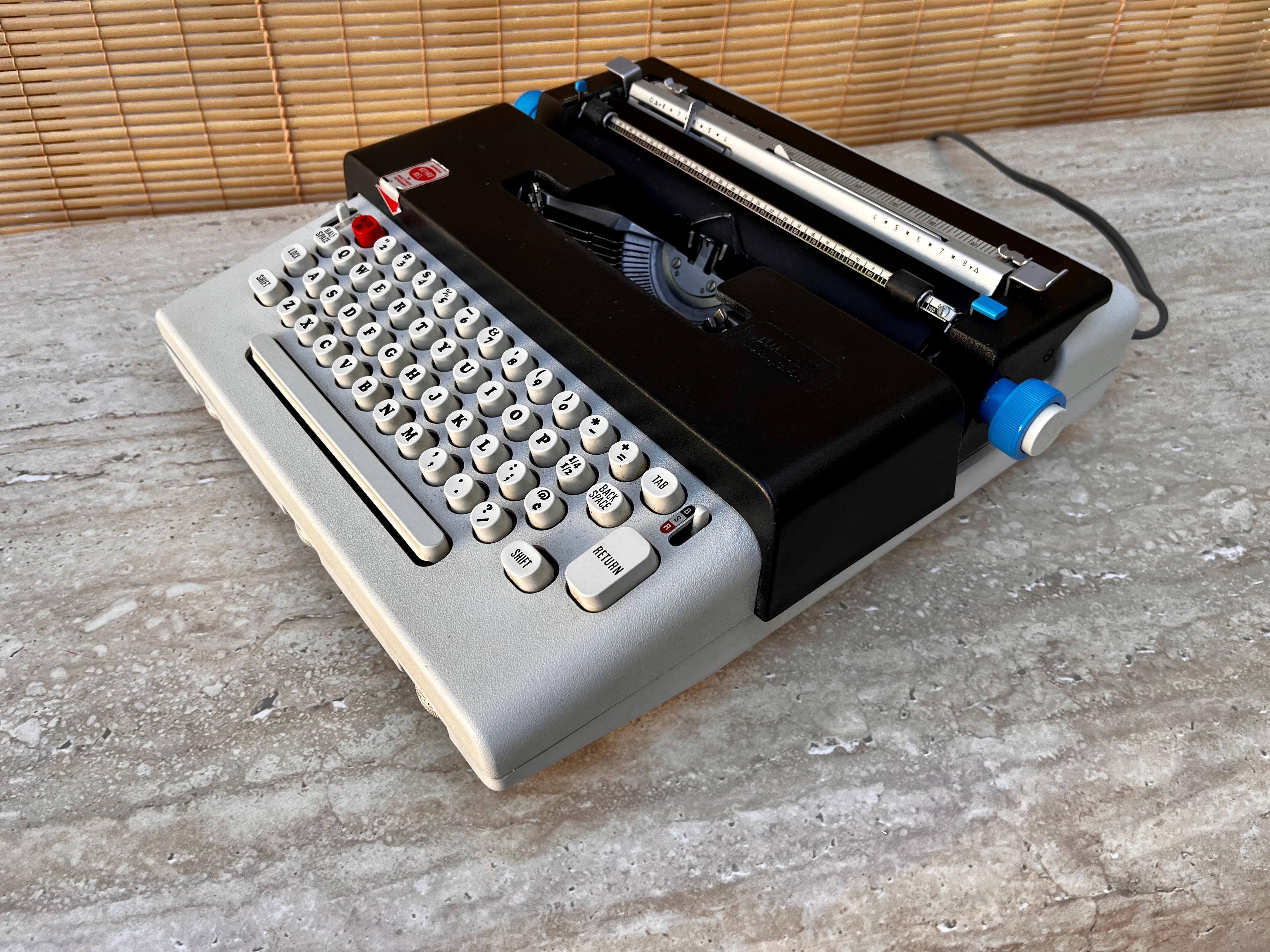 Olivetti Lettera 36 Portable Typewriter Designed by Ettore Sottsass. circa 1970s For Sale 1