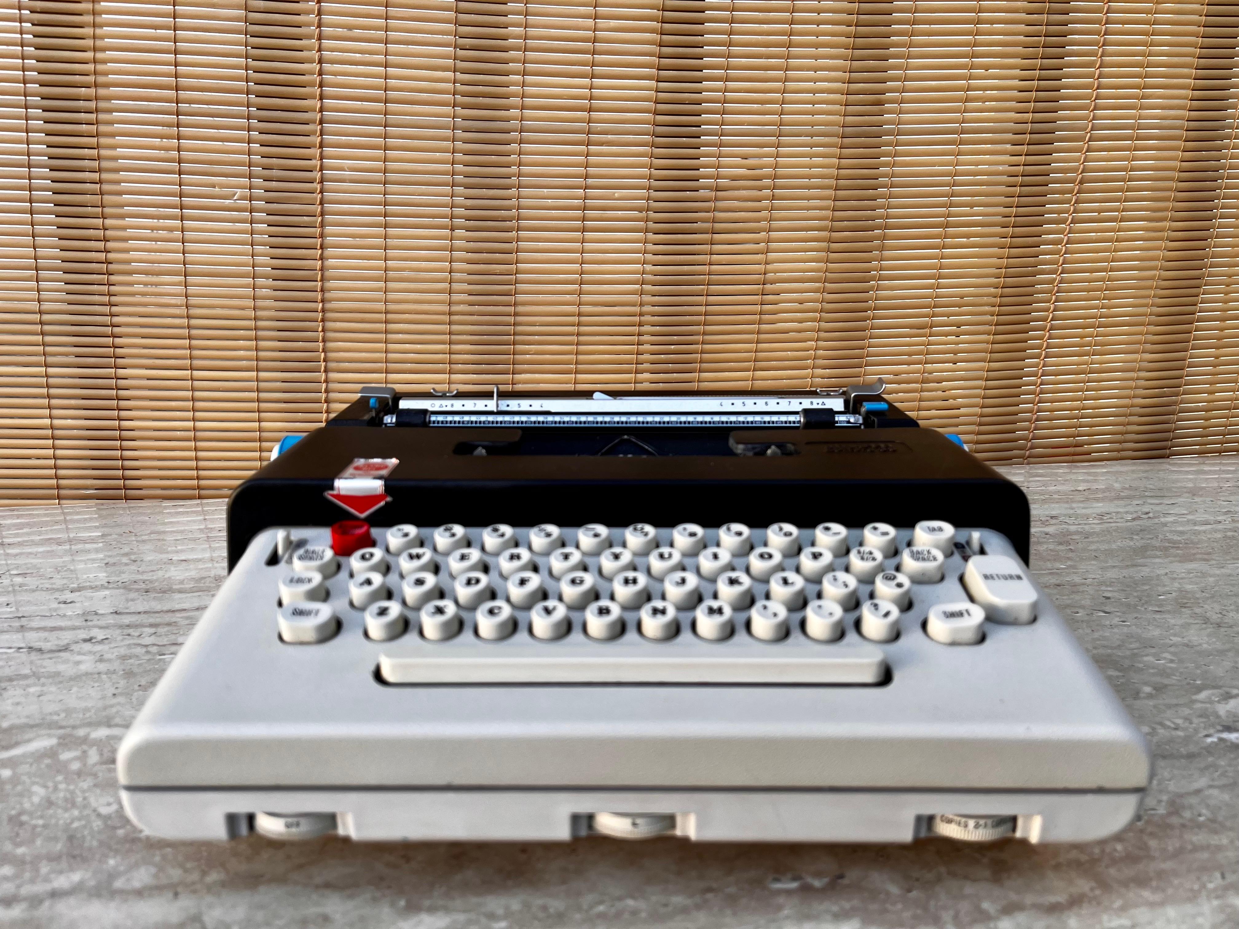 Olivetti Lettera 36 Portable Typewriter Designed by Ettore Sottsass. circa 1970s For Sale 3