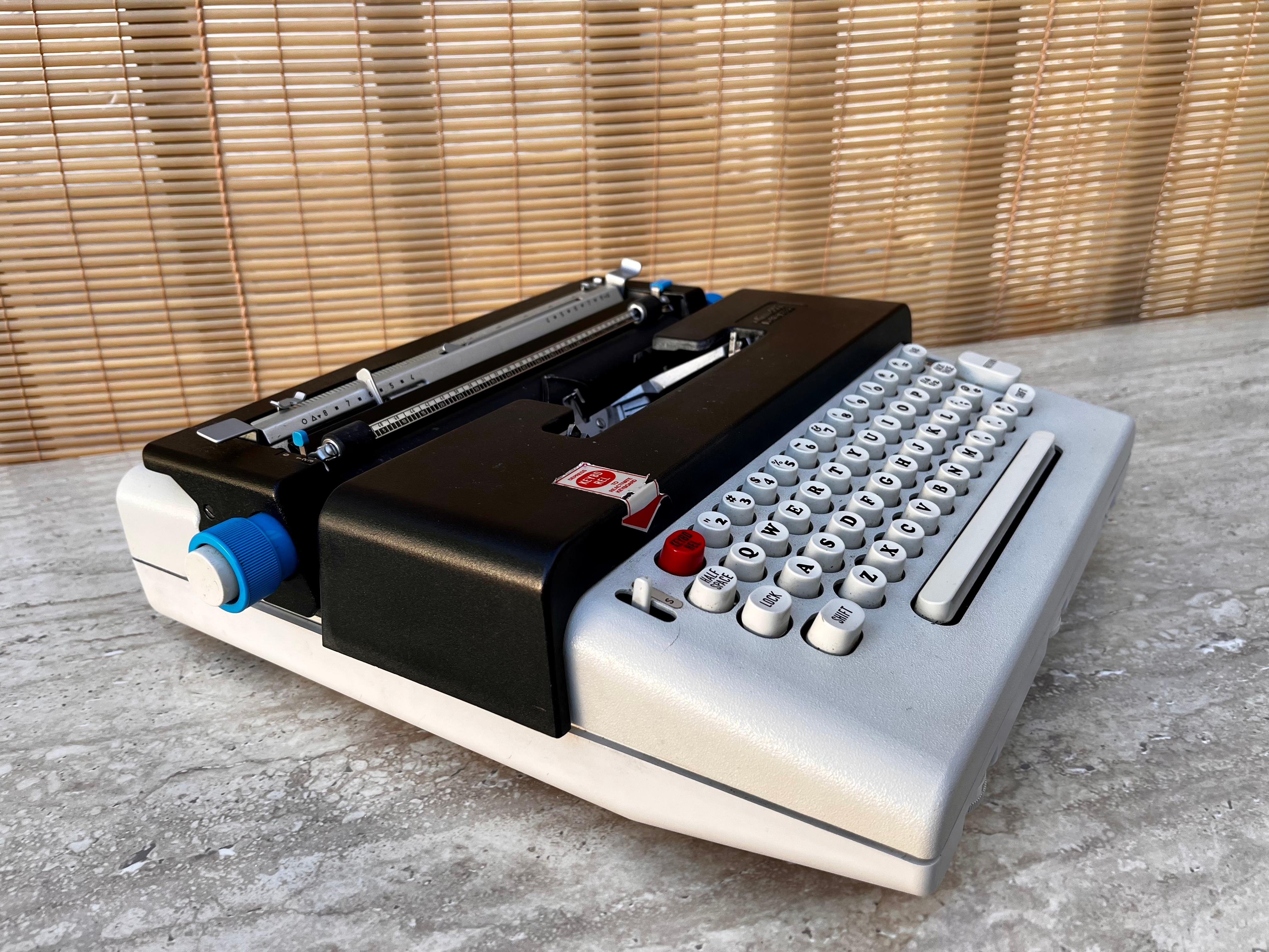 Olivetti Lettera 36 Portable Typewriter Designed by Ettore Sottsass. circa 1970s For Sale 5