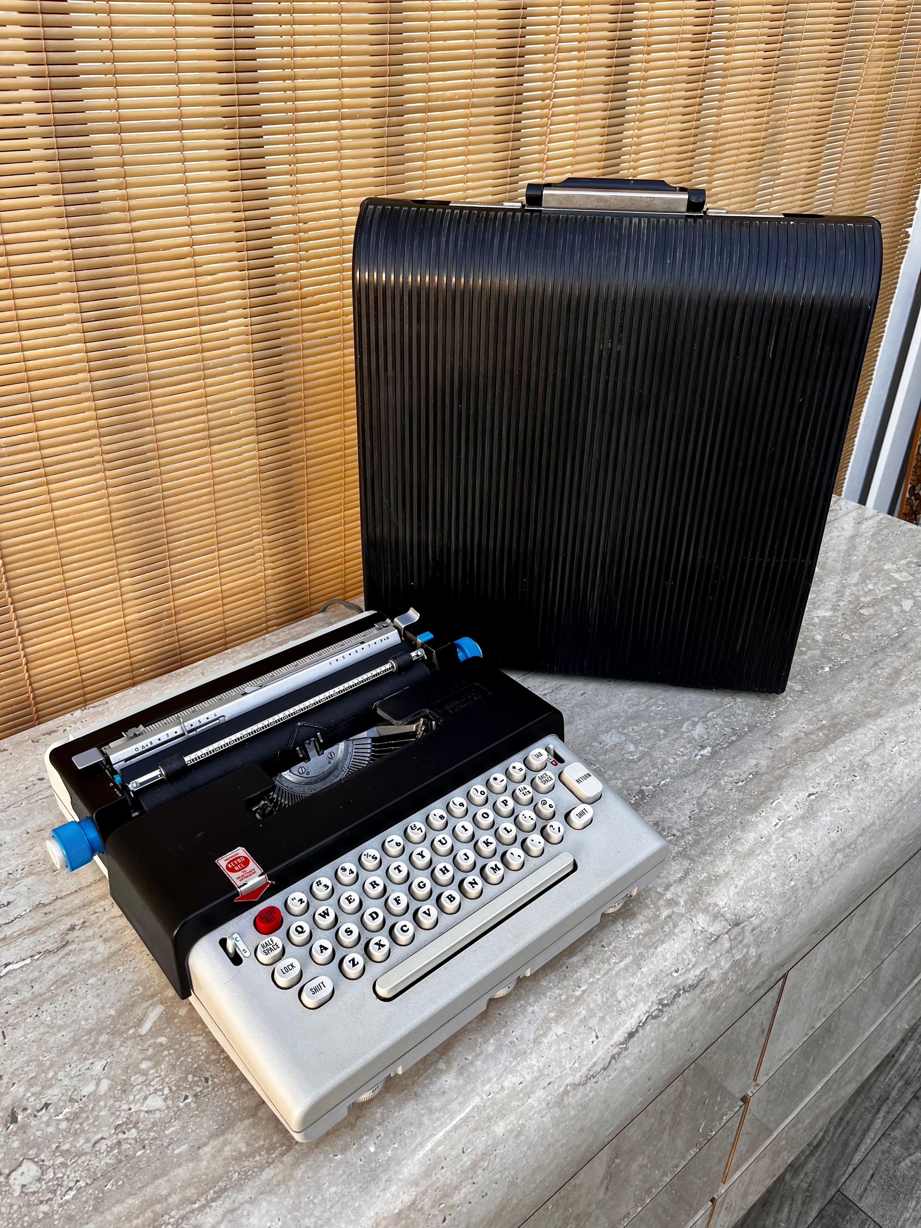 Machine à écrire portable Vintage Olivetti Lettera 36 avec son étui d'origine. circa early 1970s
Créée par le célèbre designer/architecte italien Ettore Sottsass, l'Olivetti Lettera 36 est la première machine à écrire électrique portable