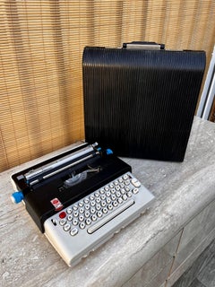 Máquina de escribir portátil Olivetti Lettera 36 Diseñada por Ettore Sottsass. circa 1970s