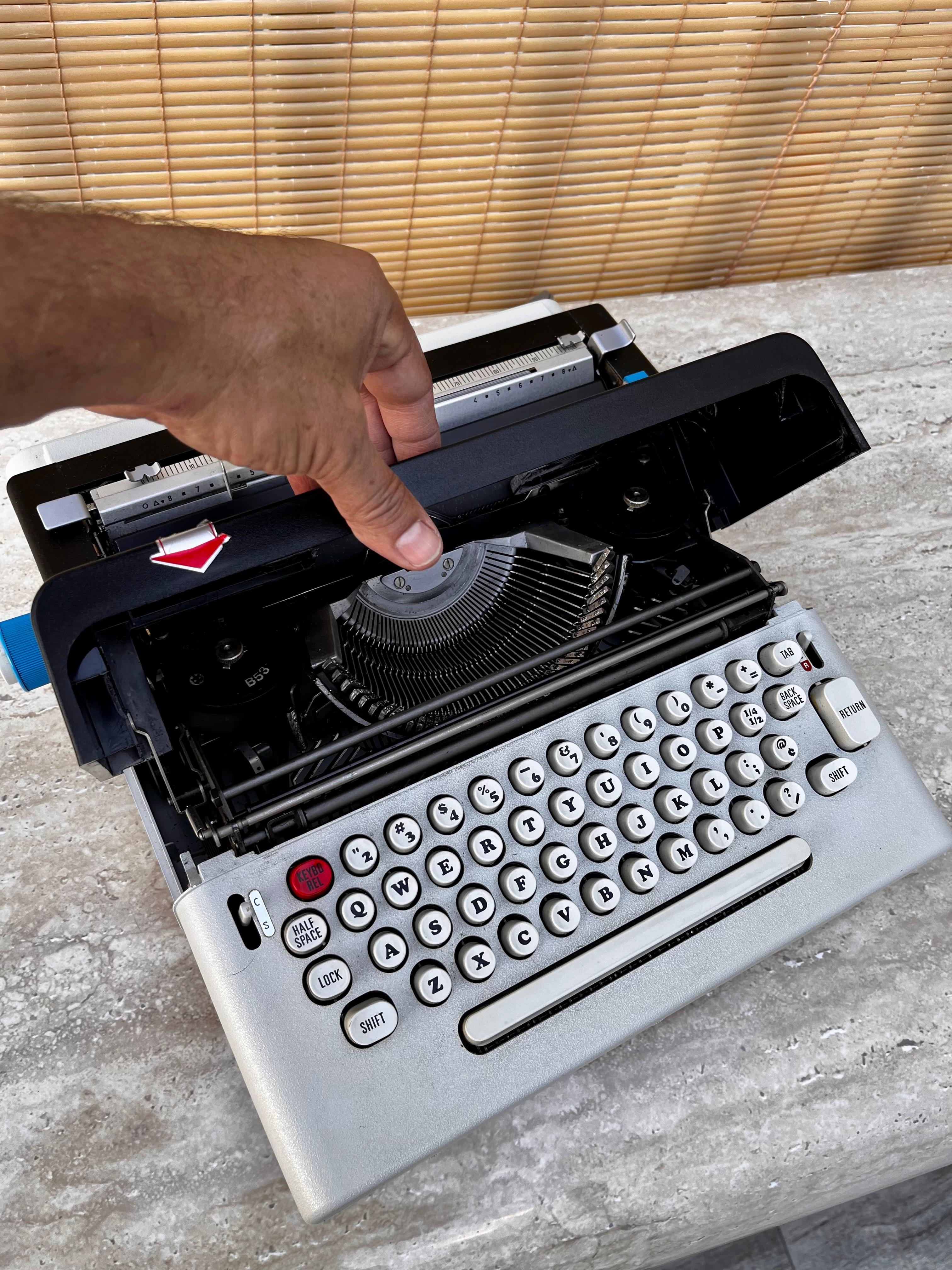 Olivetti Lettera 36 Portable Typewriter Designed by Ettore Sottsass. circa 1970s For Sale 10