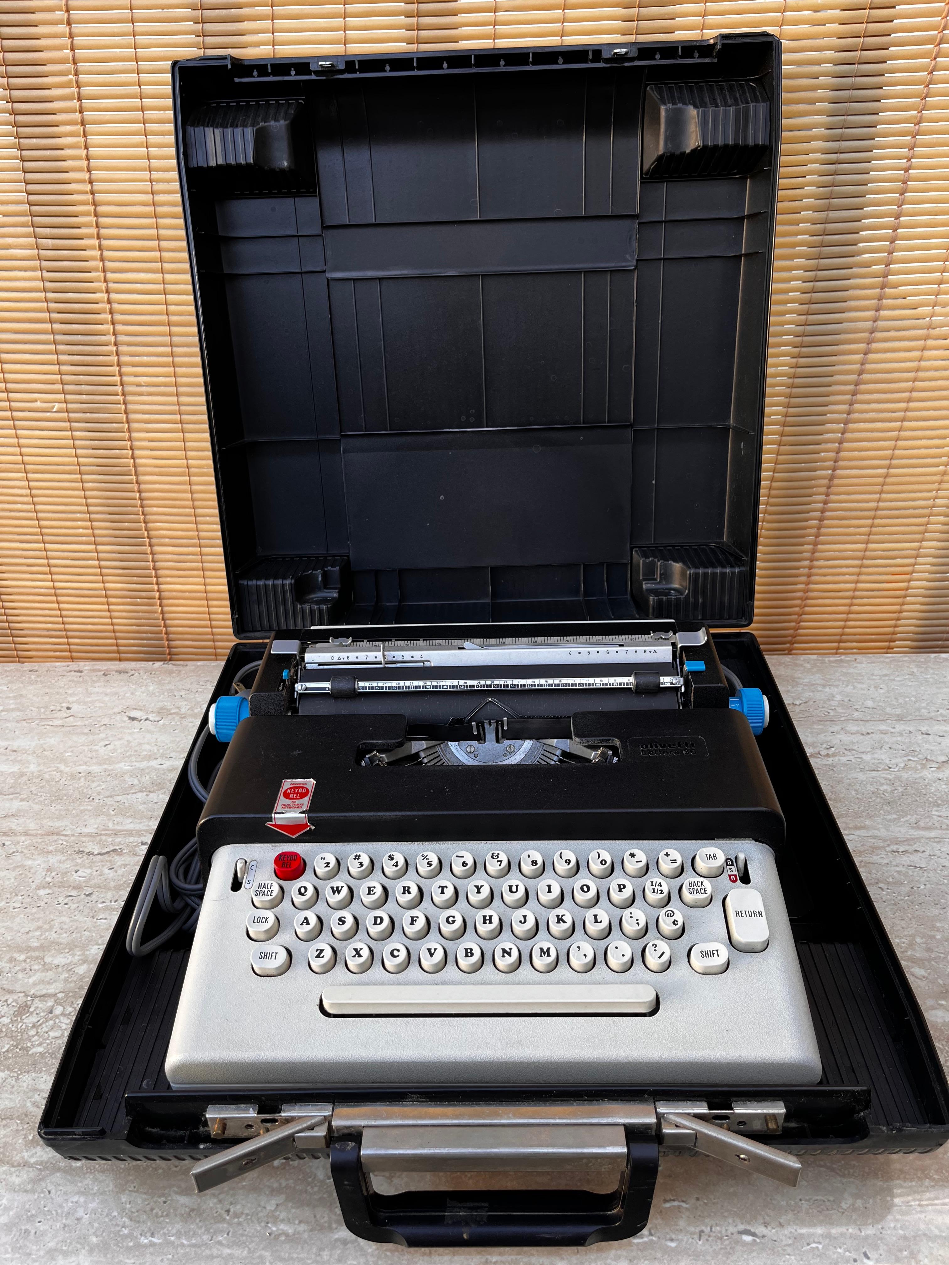 Machine à écrire portable Olivetti Lettera 36 Design/One par Ettore Sottsass. circa 1970s Bon état - En vente à Miami, FL