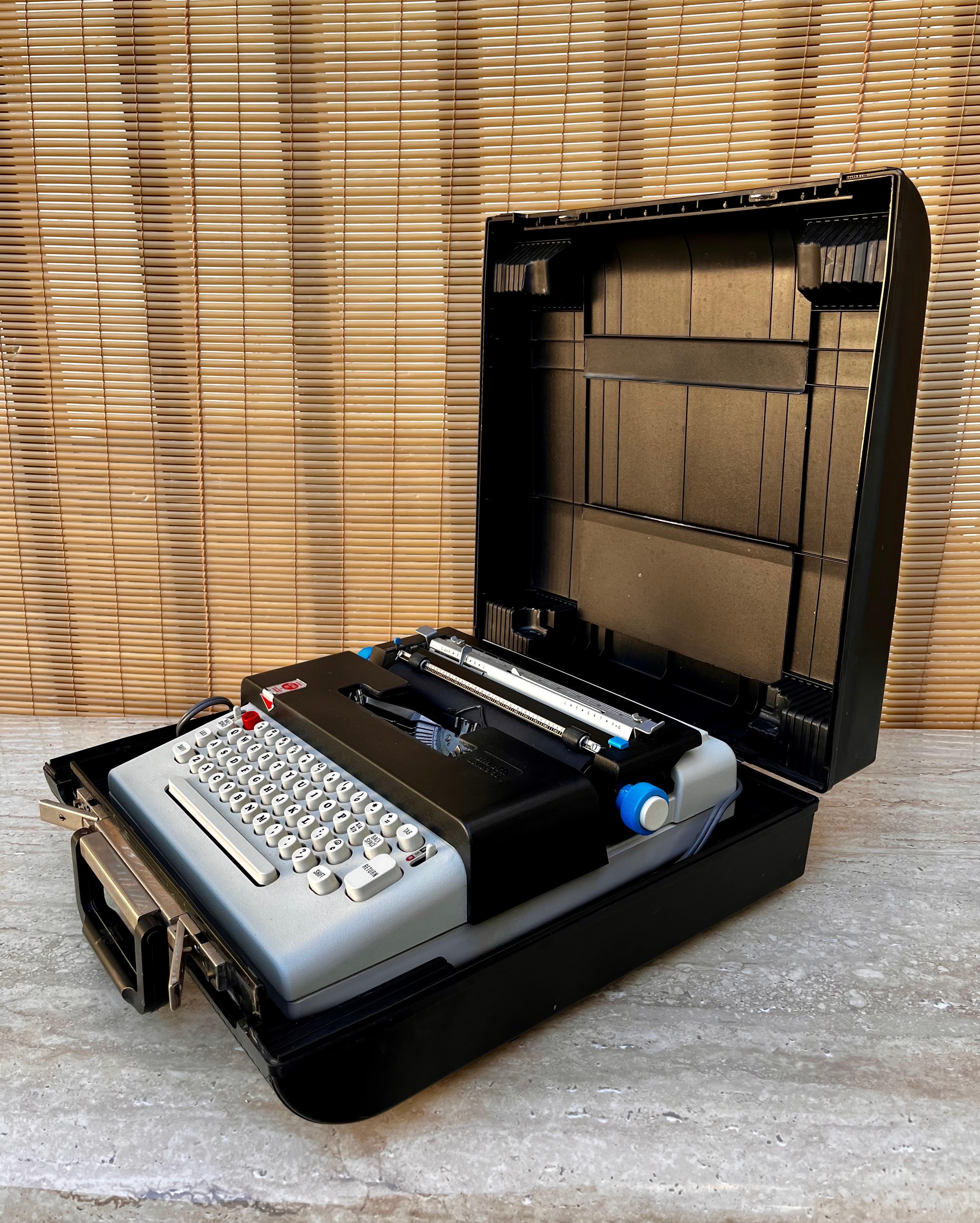Fin du 20e siècle Machine à écrire portable Olivetti Lettera 36 Design/One par Ettore Sottsass. circa 1970s en vente