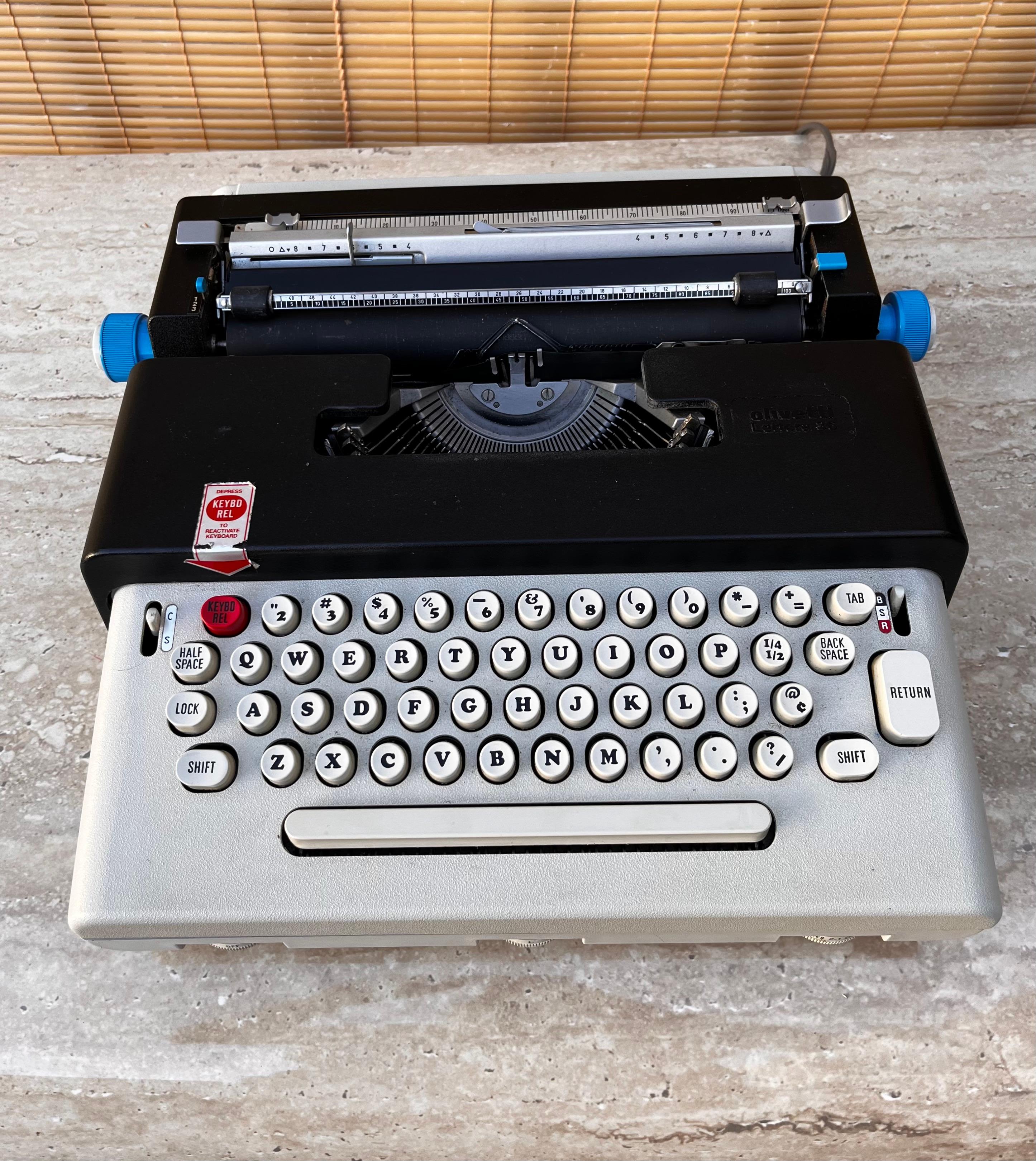 Olivetti Lettera 36 Portable Typewriter Designed by Ettore Sottsass. circa 1970s In Good Condition For Sale In Miami, FL