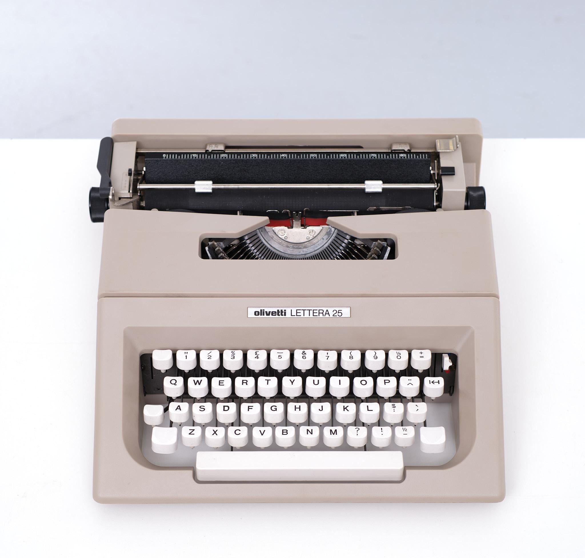 Olivetti Lettura 25 Typewriter 1970s Spain 4