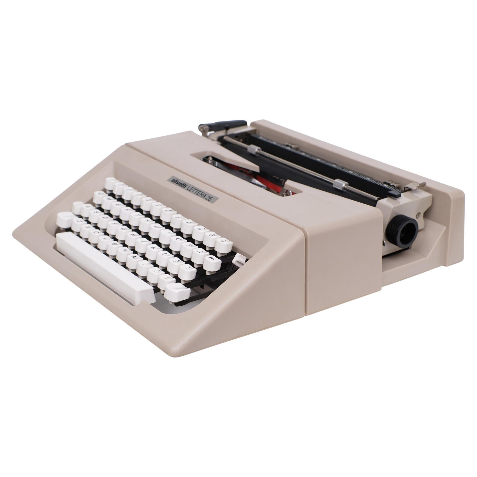 Olivetti Lettura 25 typewriter very nice sleek portable typewriter. 
Comes in a Faux leather case. Made in Spain. Good clean condition.
Works perfect. Some wear at the case.