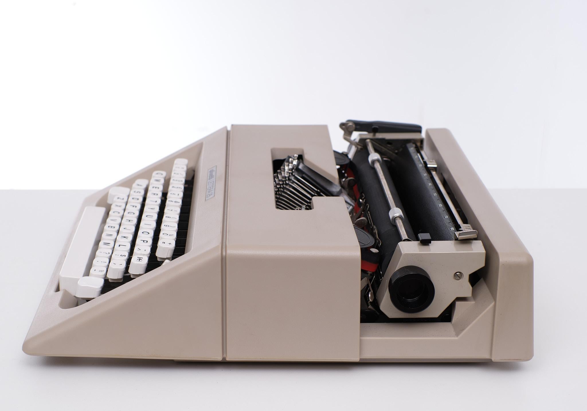 Spanish Olivetti Lettura 25 Typewriter 1970s Spain