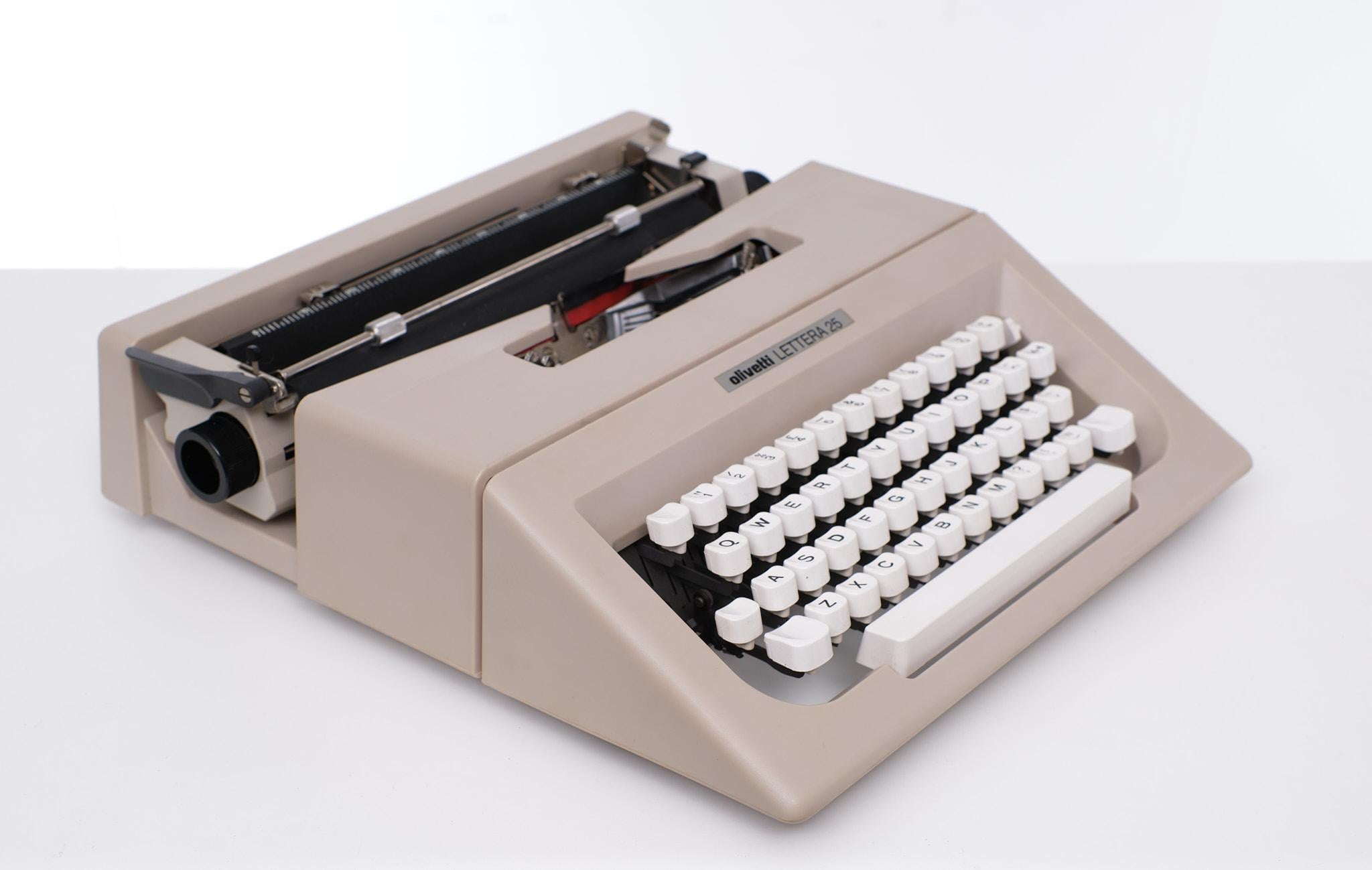Olivetti Lettura 25 Typewriter 1970s Spain In Good Condition In Den Haag, NL