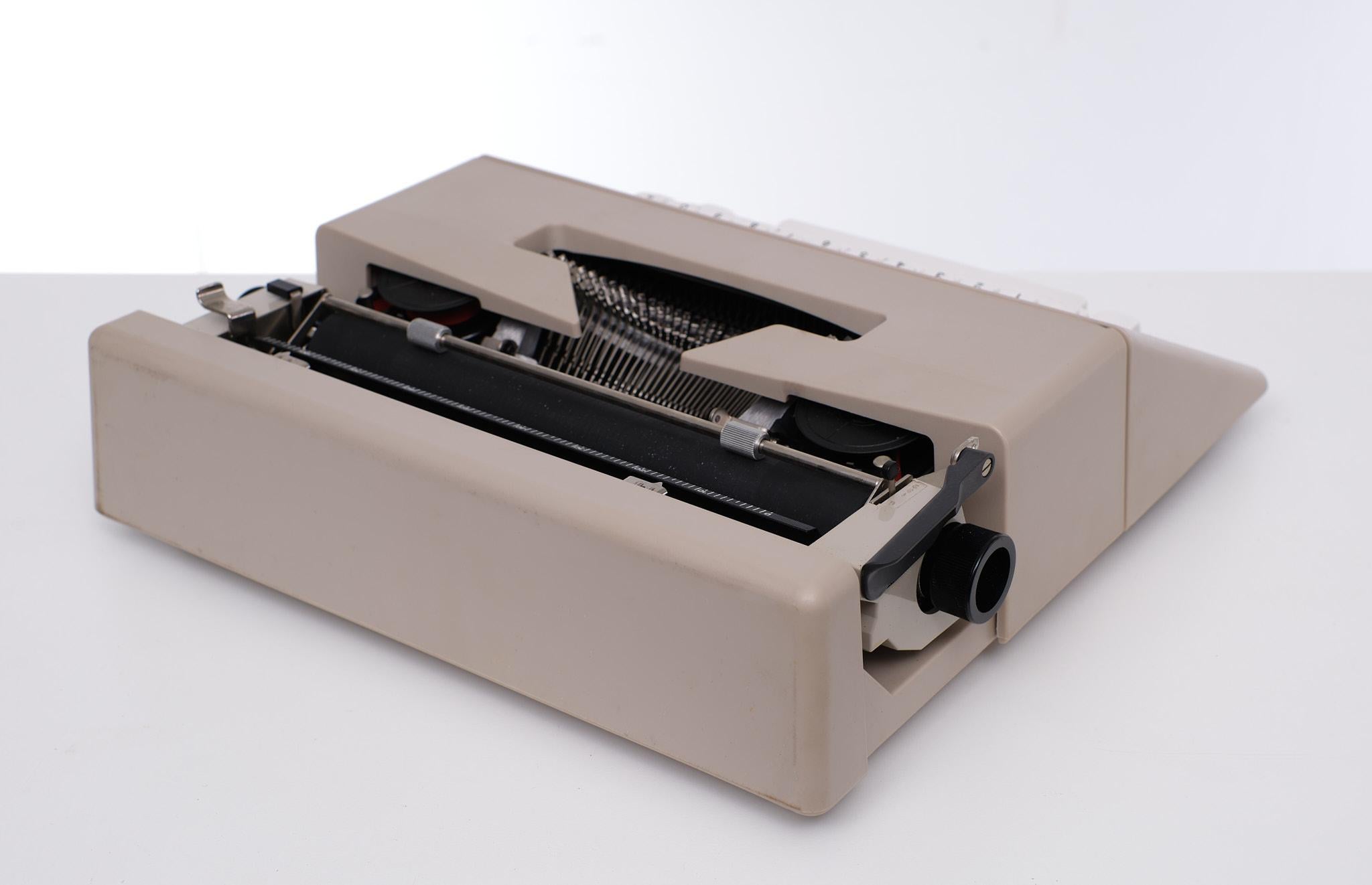 Late 20th Century Olivetti Lettura 25 Typewriter 1970s Spain
