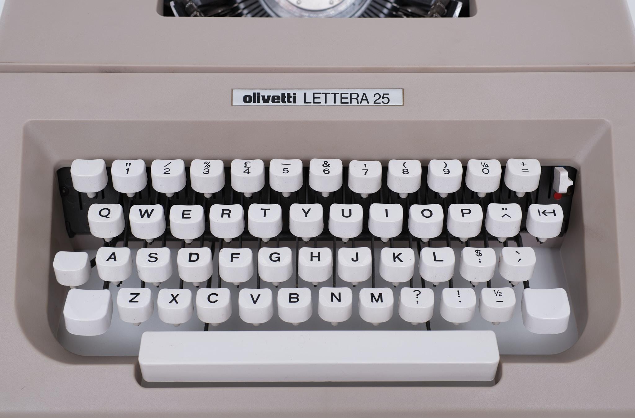 Olivetti Lettura 25 Typewriter 1970s Spain 2