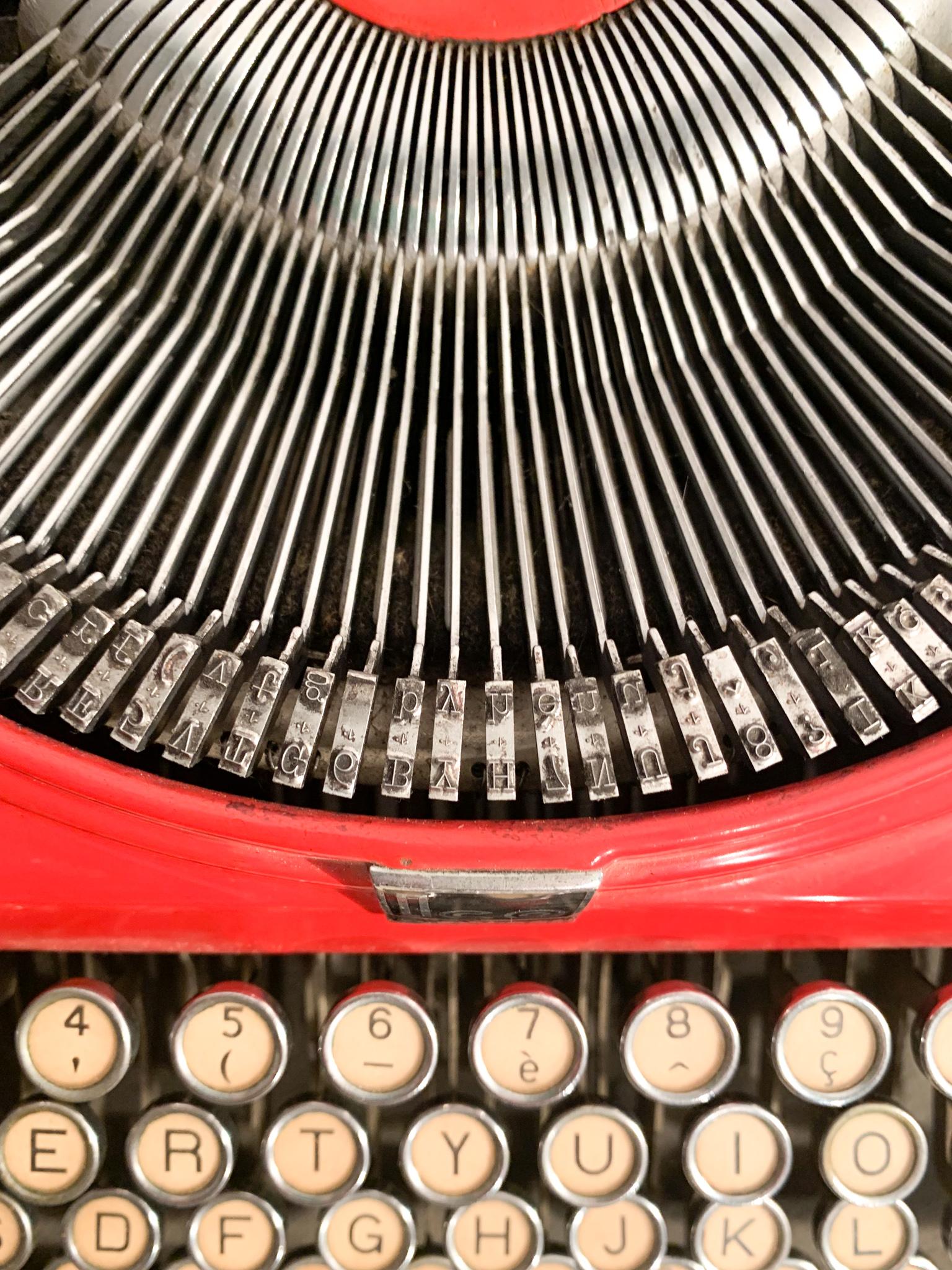 Olivetti Red Portable Typewriter Model ICO from 1932 In Fair Condition In Milano, MI