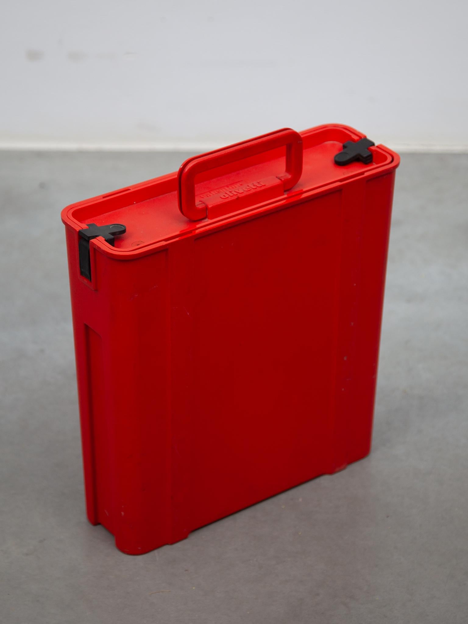 Die Olivetti Valetine ist eine Ikone für ihr ausdrucksstarkes Design und ihre praktische Benutzerfreundlichkeit. Die tragbare Handschreibmaschine ist bekannt für ihr typisches rotes ABS-Kunststoffgehäuse und das passende rote Gehäuse. Die