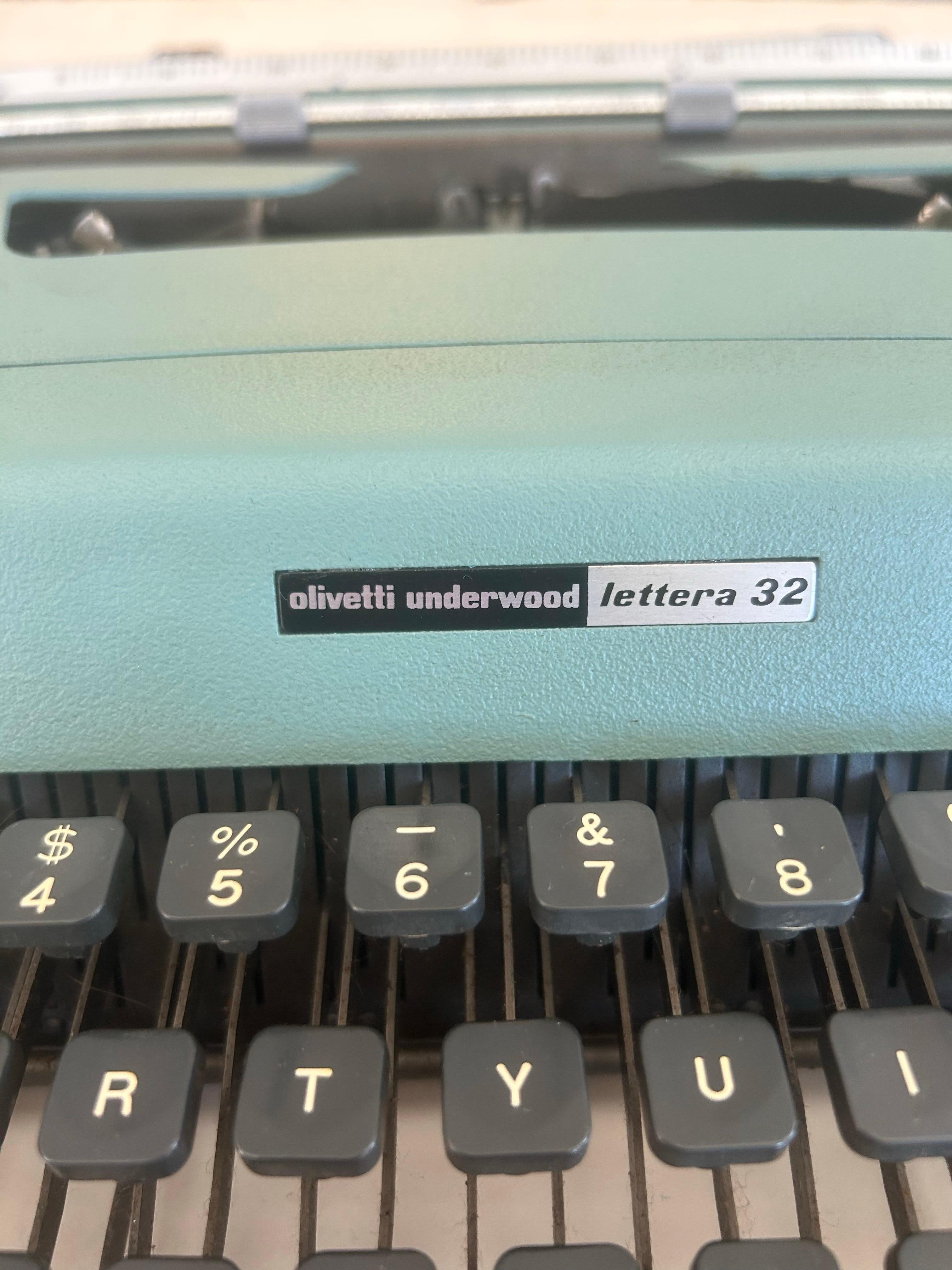 Macchina da scrivere italiana in buone condizioni di funzionamento con custodia originale. Olivetti Underwood, Italia 1962.
