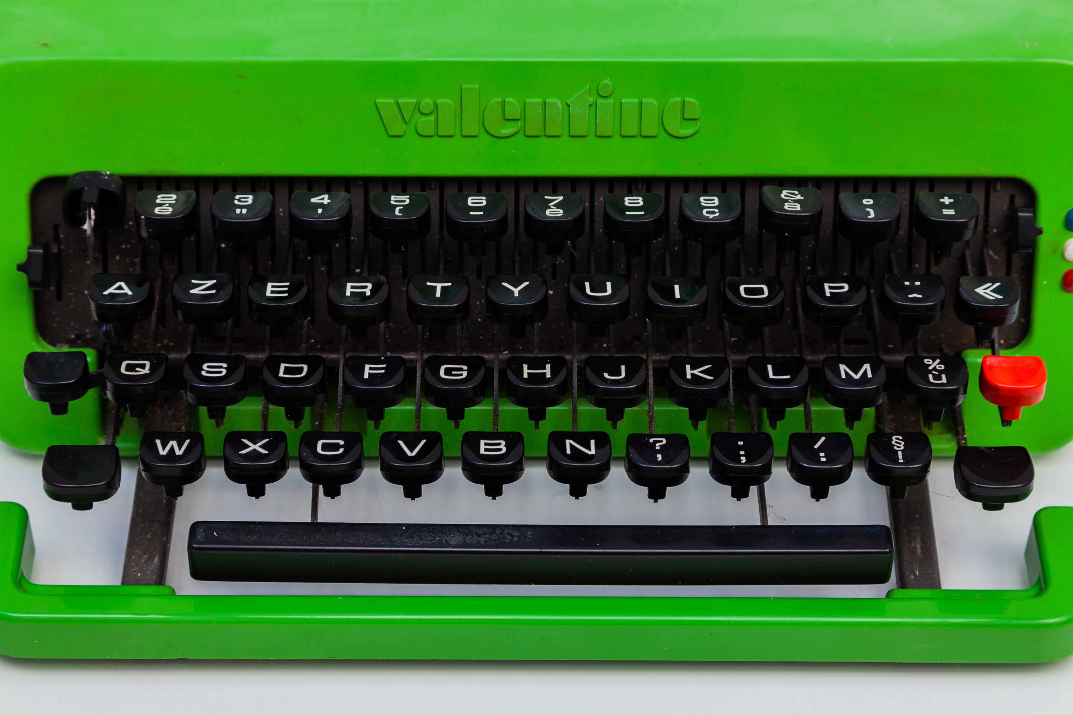 Olivetti Valentine Typewriter Designed by Ettore Sottsass & Perry King In Good Condition In Antwerp, BE